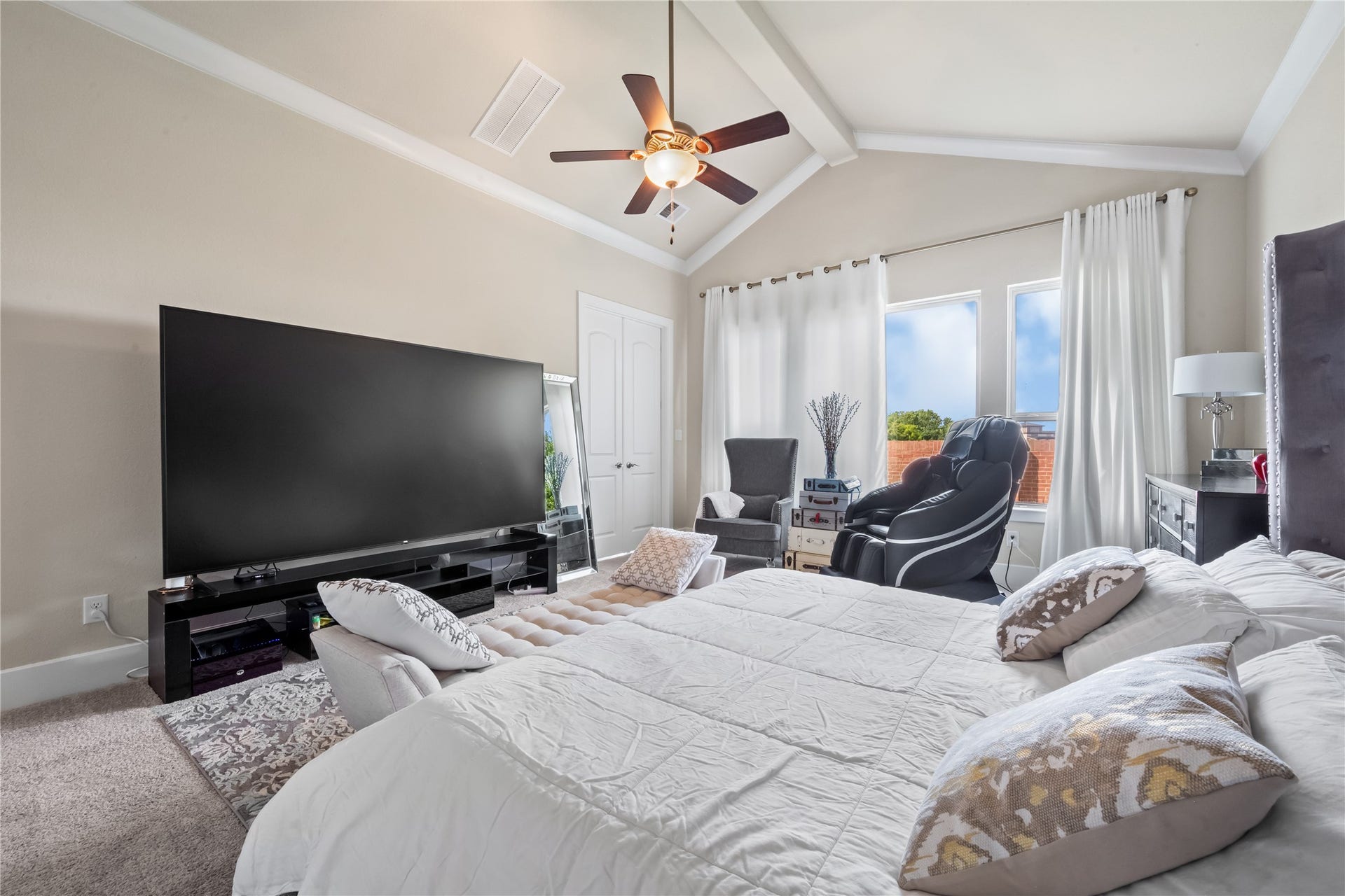 5014 Galahad Court, Missouri City, TX 77459 Primary bedroom w/ vaulted ceiling