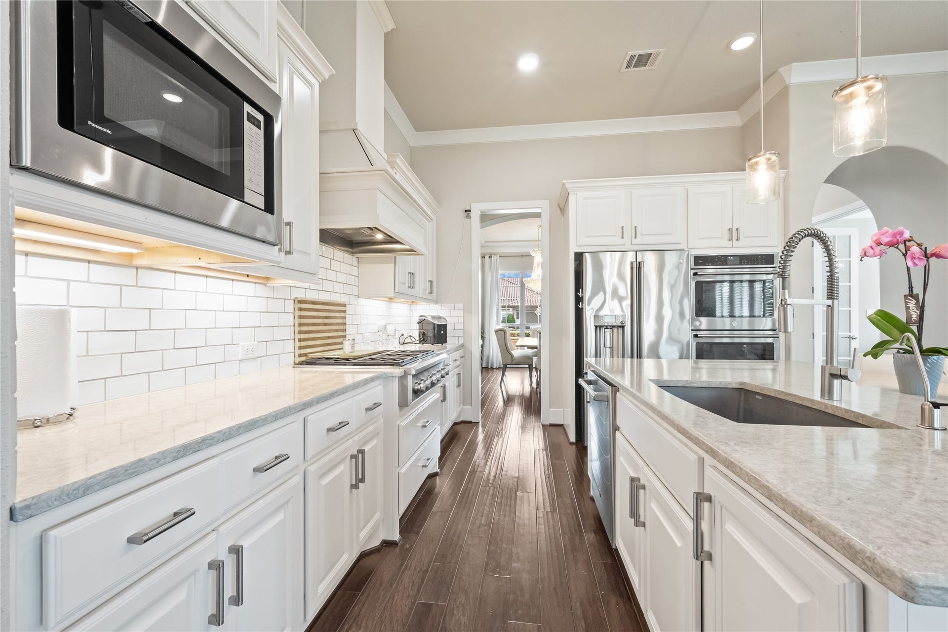 5014 Galahad Court, Missouri City, TX 77459 Kitchen w/ quartz countertops, gas cooktop, built in microwave, double oven and refrigerator stays
