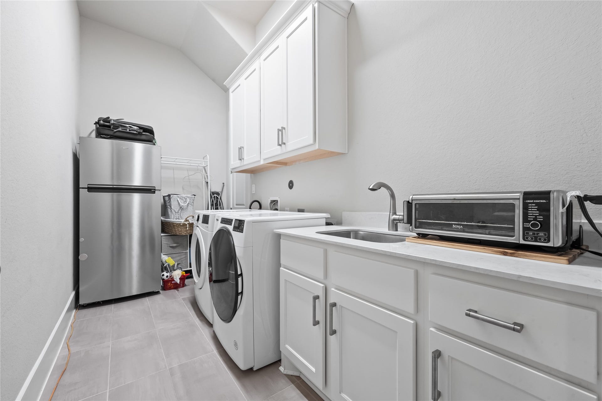 5014 Galahad Court, Missouri City, TX 77459 Laundry room: Washer and dryer included