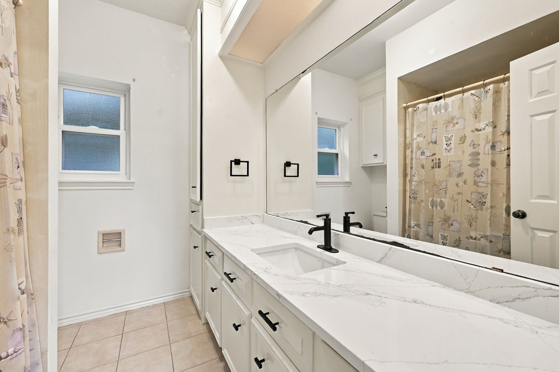 1430 Stependale Drive, Katy, TX 77450 Garage Apt Full Bathroom featuring a modern vanity, decorative mirror, and a tub/shower combination with tile surround.