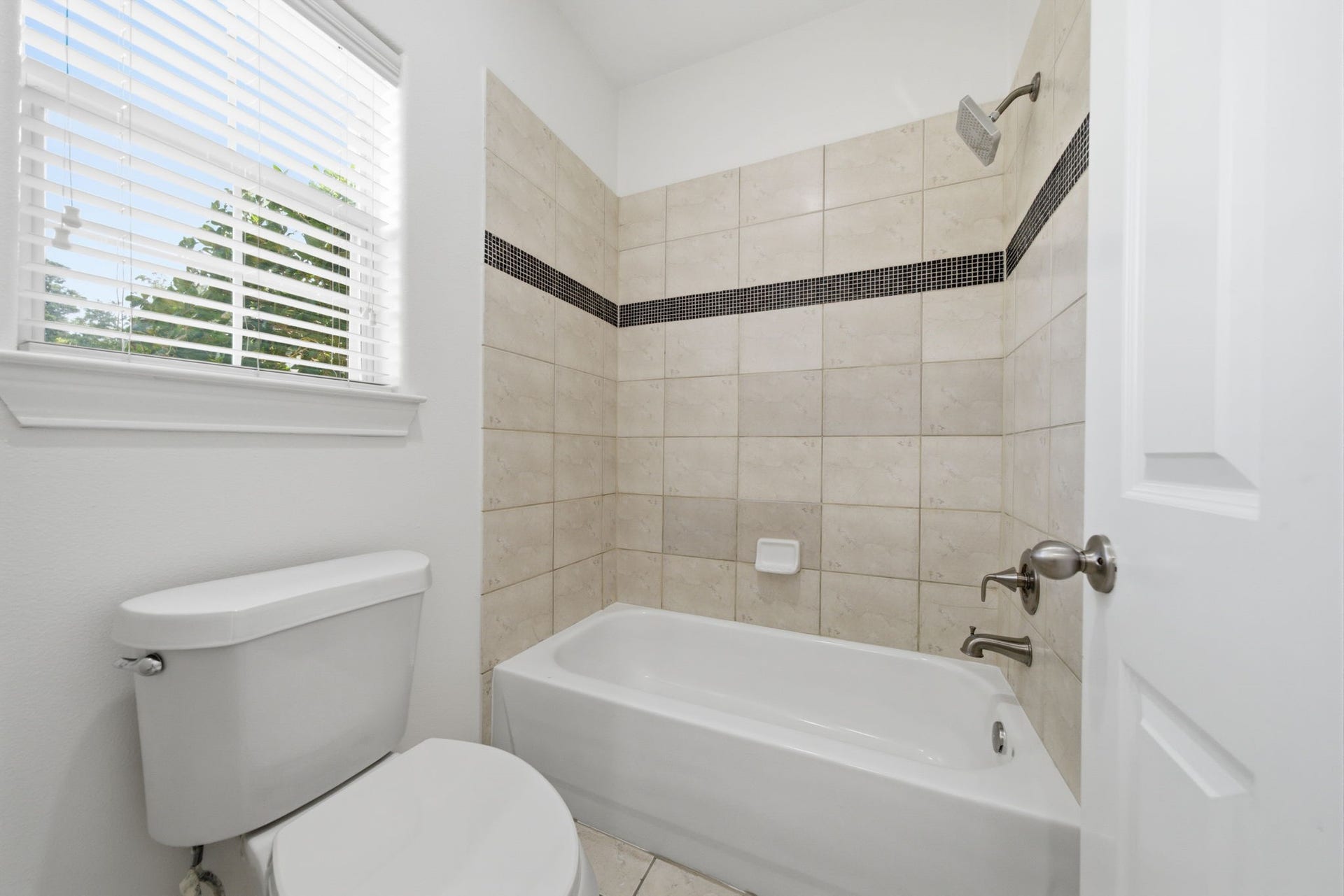 11110 Sherwood Forest Glen Drive, Houston, TX 77043 Secondary bedroom bathroom.