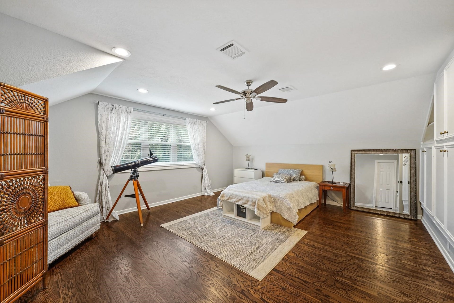25 The Oval Street, Sugar Land, TX 77479 25 The Oval Street, Sugar Land, TX 77479