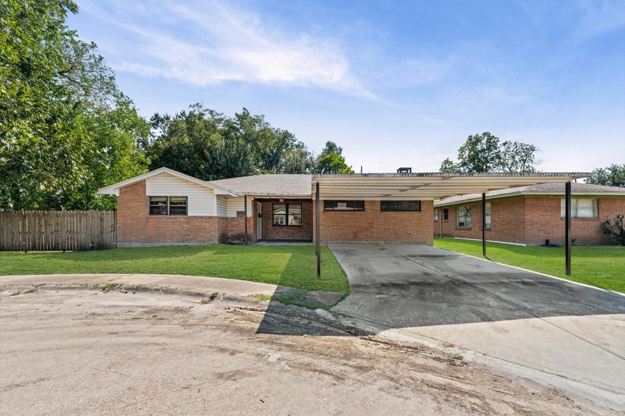 Property photo for 121 Bluebird Lane, Pasadena, TX