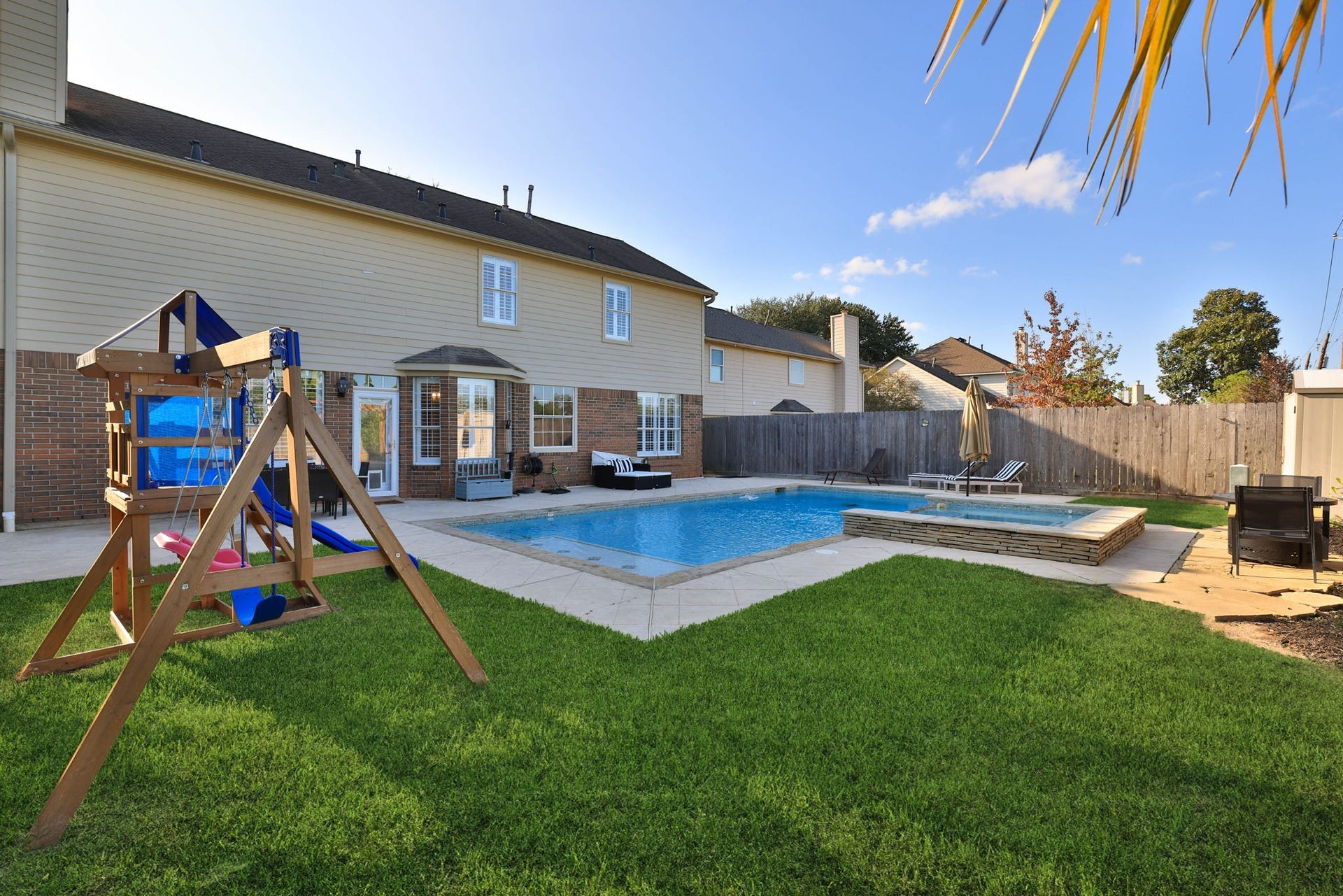 236 Sunset Ridge Drive, League City, TX 77573 A backyard designed for enjoyment, featuring a generous green space for outdoor play.