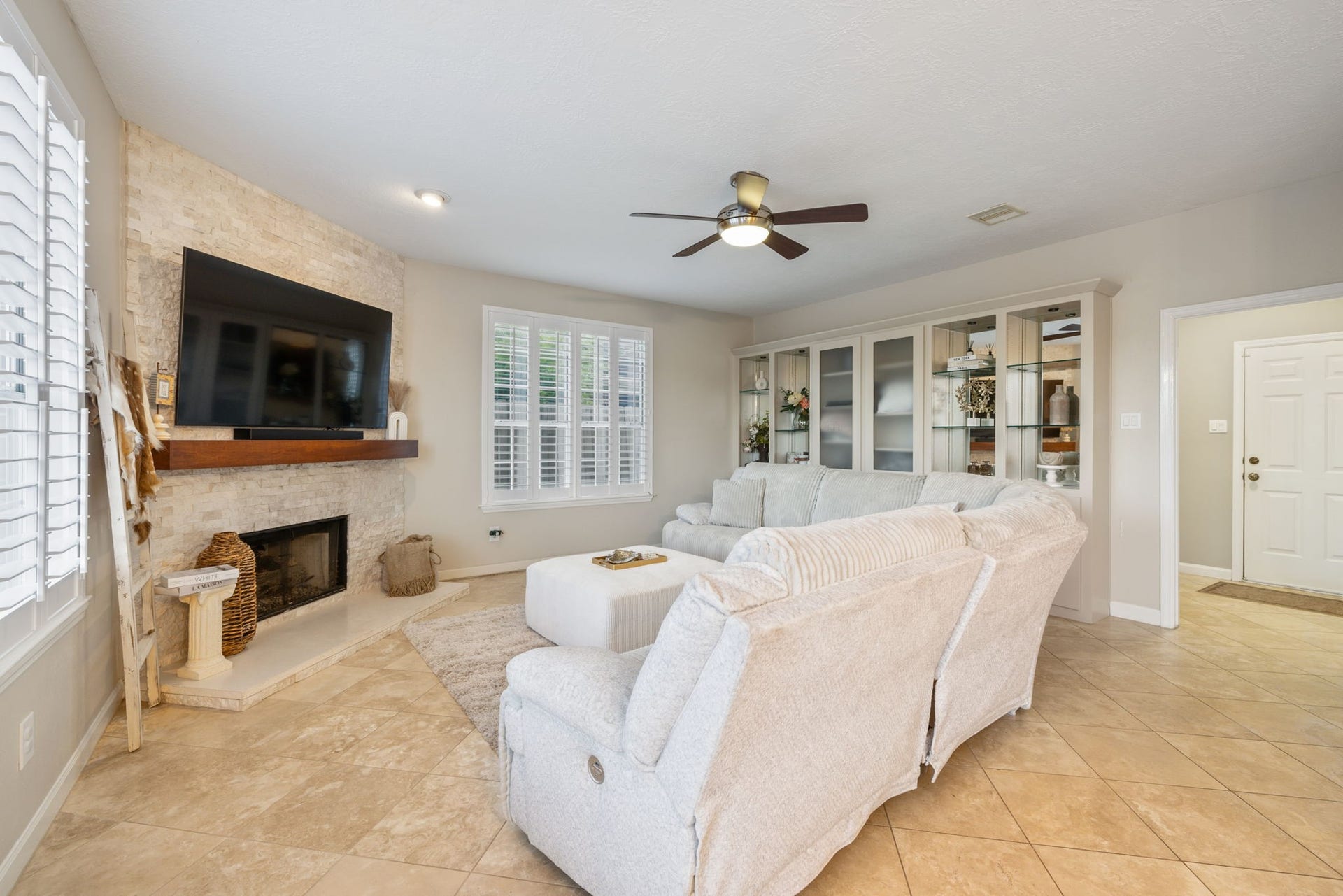 236 Sunset Ridge Drive, League City, TX 77573 Inviting living room anchored by a stunning stone fireplace and complemented by custom built-ins.