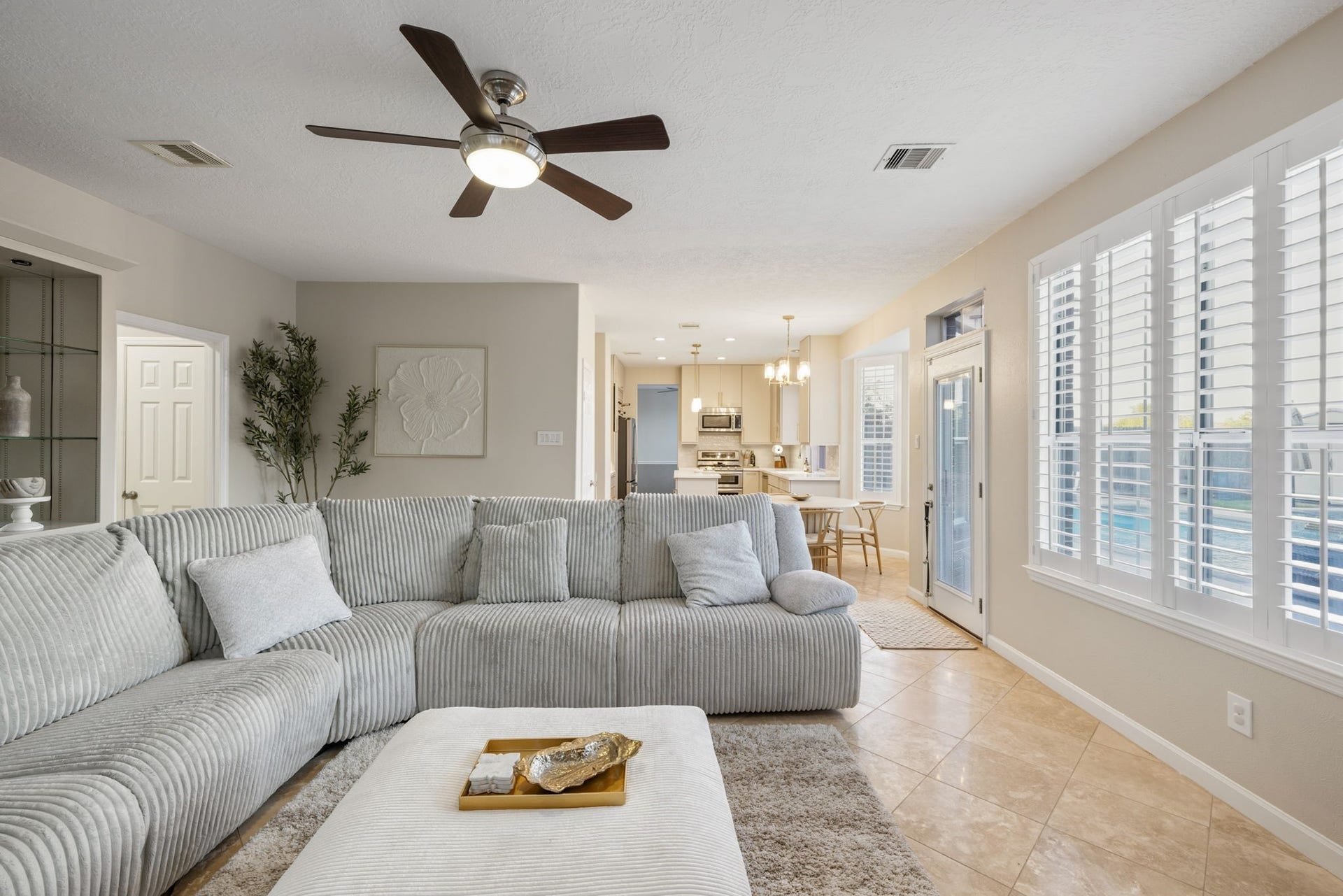 236 Sunset Ridge Drive, League City, TX 77573 Spacious living area offering an effortless connection to the kitchen and breakfast area.