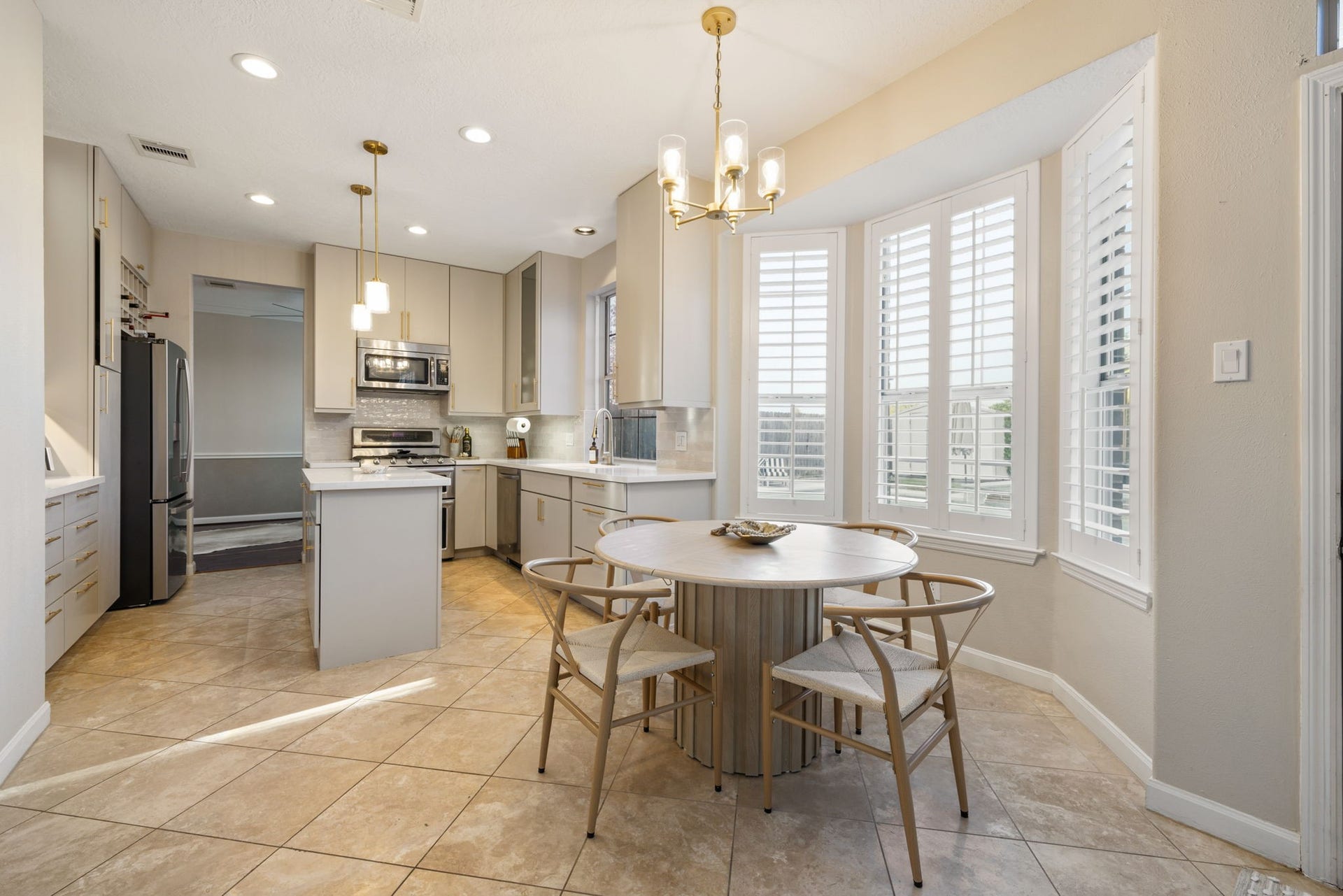 236 Sunset Ridge Drive, League City, TX 77573 Sunlit breakfast area with plantation shutters and seamless access to the elegantly updated kitchen.