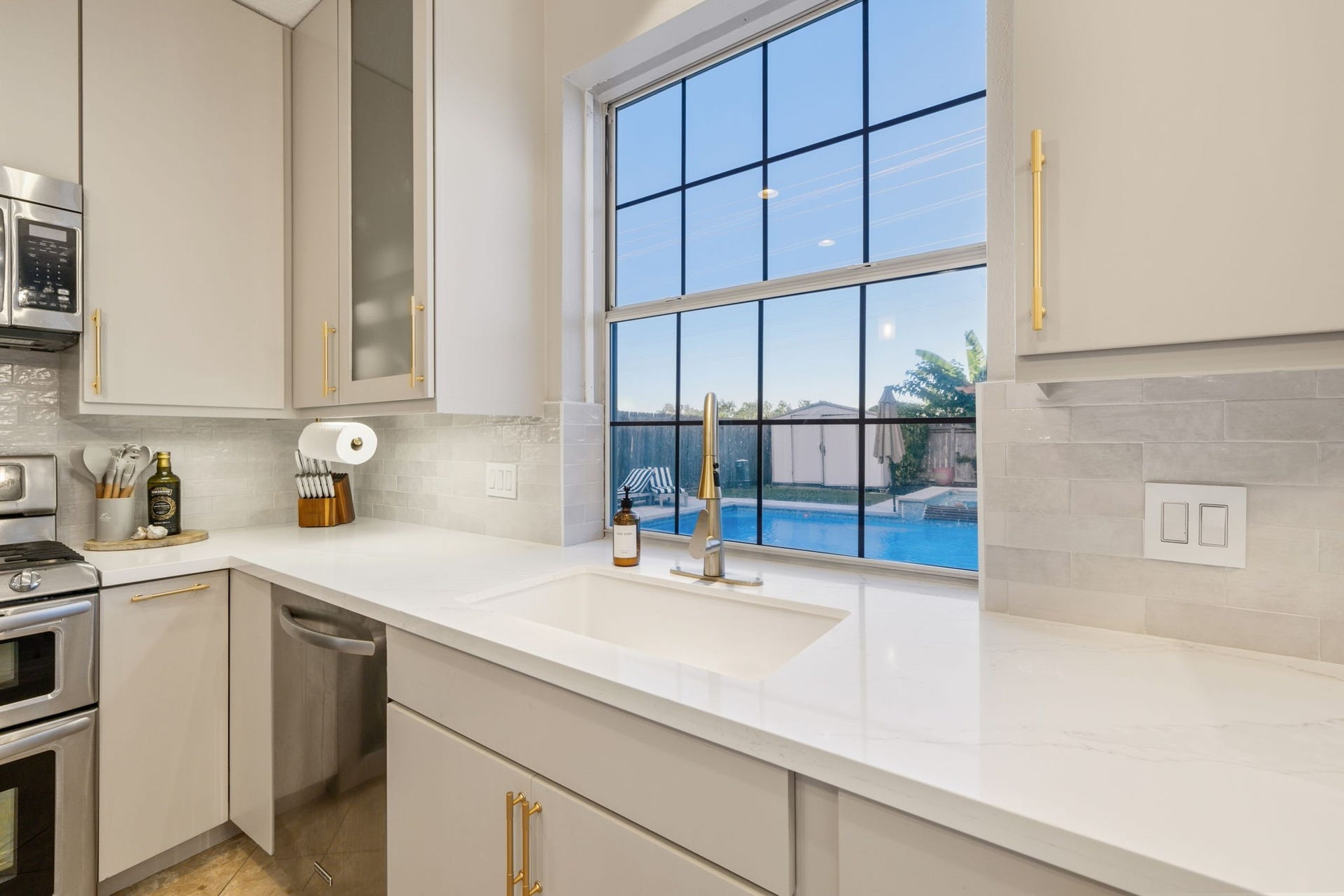 236 Sunset Ridge Drive, League City, TX 77573 A picturesque pool view framed by a striking window above the kitchen sink.