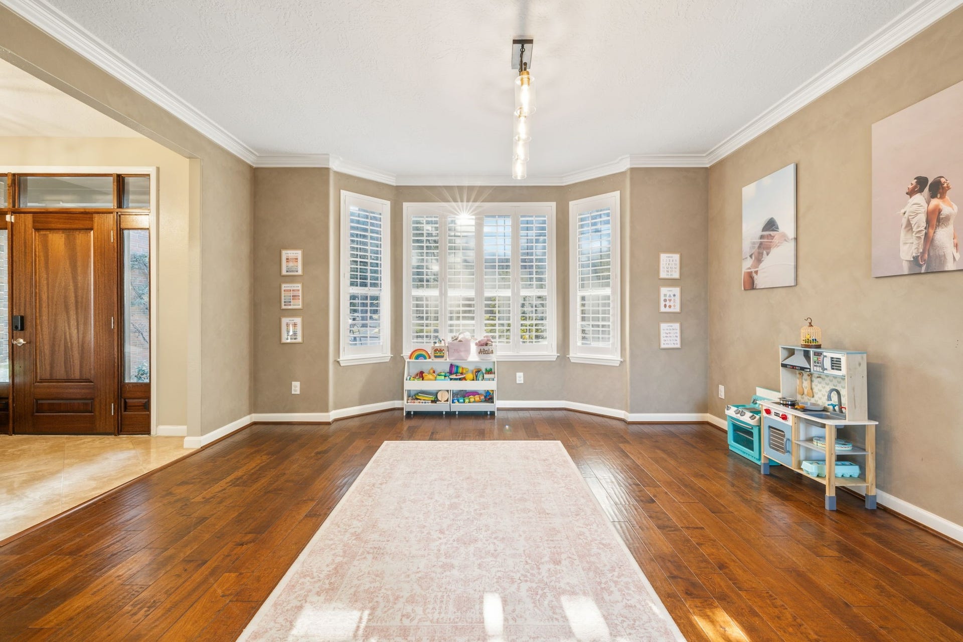 236 Sunset Ridge Drive, League City, TX 77573 Rich hardwood floors, crown molding, and a beautiful bay window with plantation shutters enhance this versatile dining space.