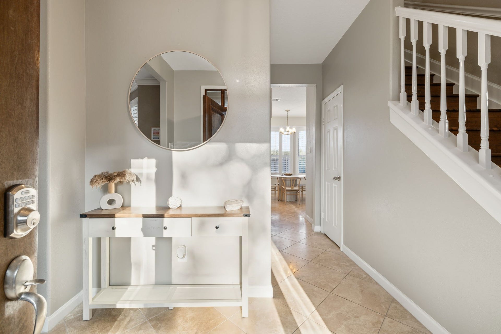 236 Sunset Ridge Drive, League City, TX 77573 A welcoming foyer offers warm neutral tones, tile flooring, and an inviting first glimpse of the home's interior.