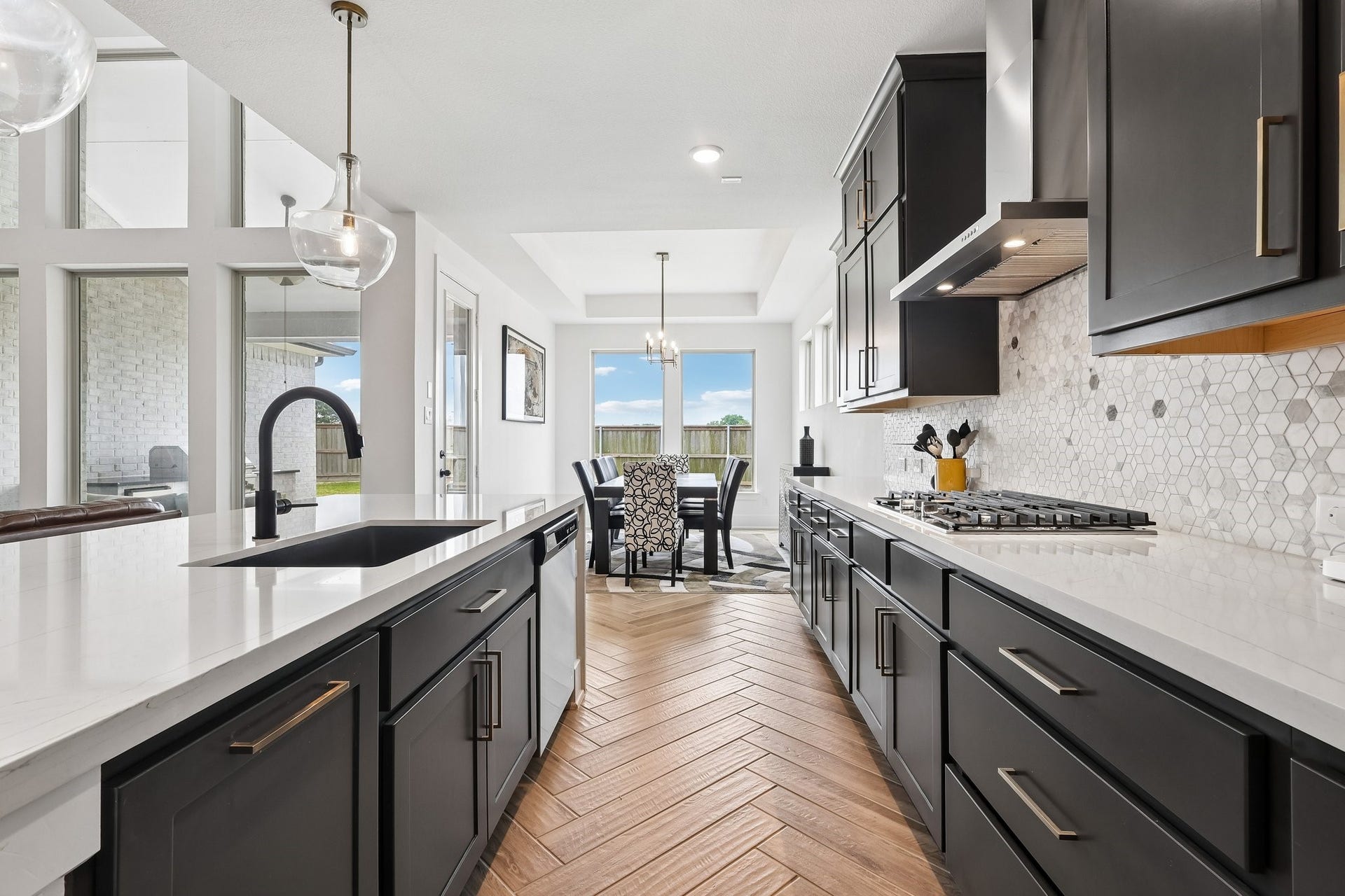 13525 Seneca Lake Drive, Texas City, TX 77568 Gas cook top and soft closing cabinets
