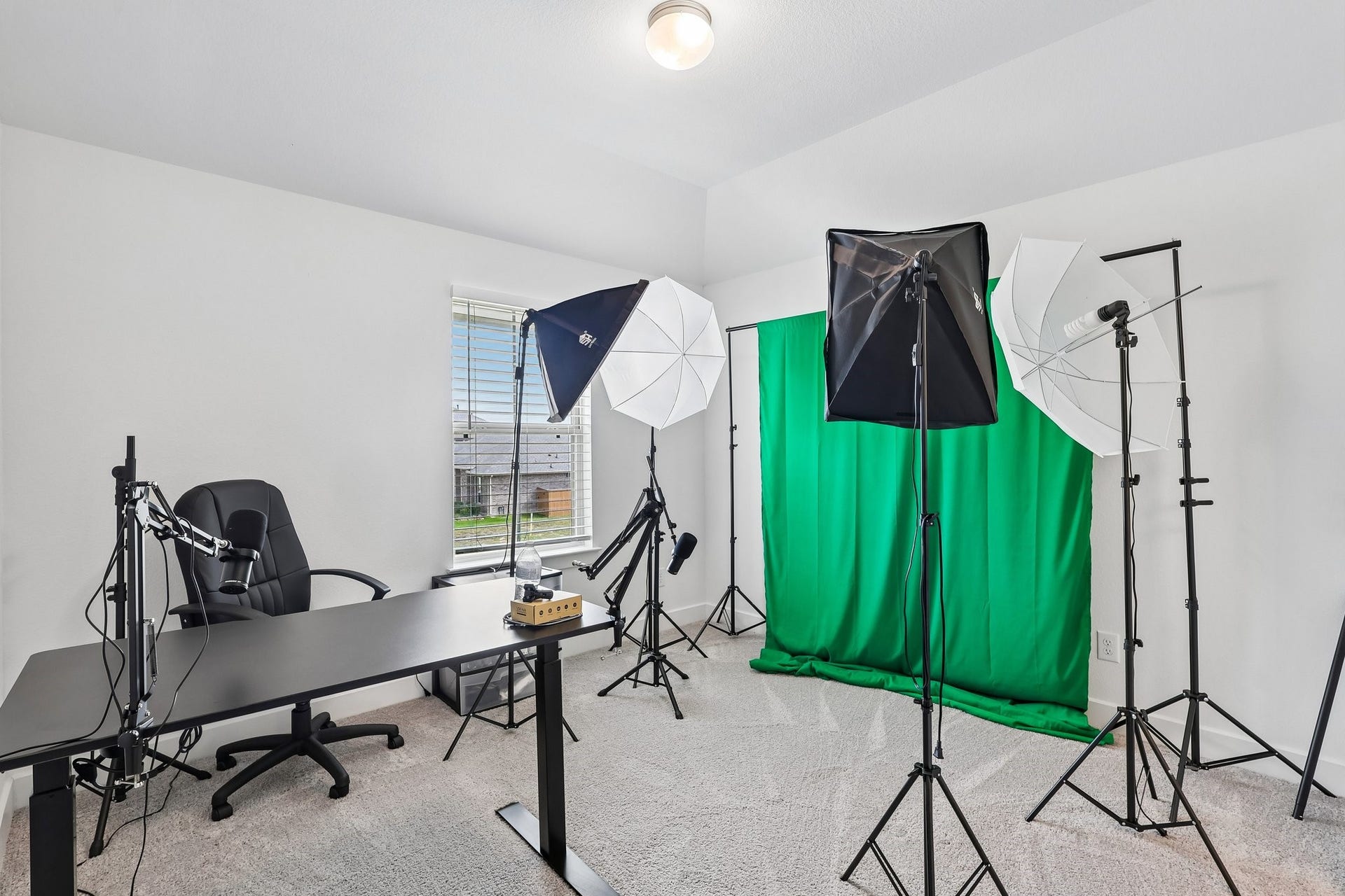 13525 Seneca Lake Drive, Texas City, TX 77568 Bedroom 3 upstairs being used as an office space