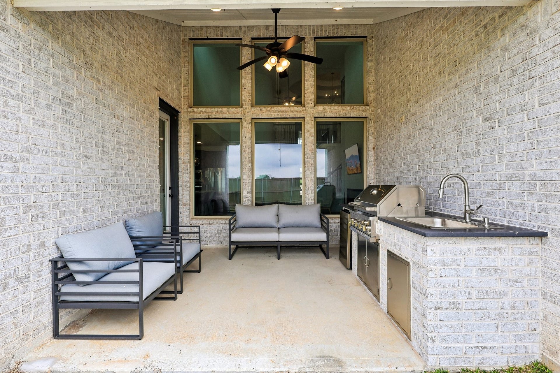 13525 Seneca Lake Drive, Texas City, TX 77568 Covered patio featuring an outdoor kitchen