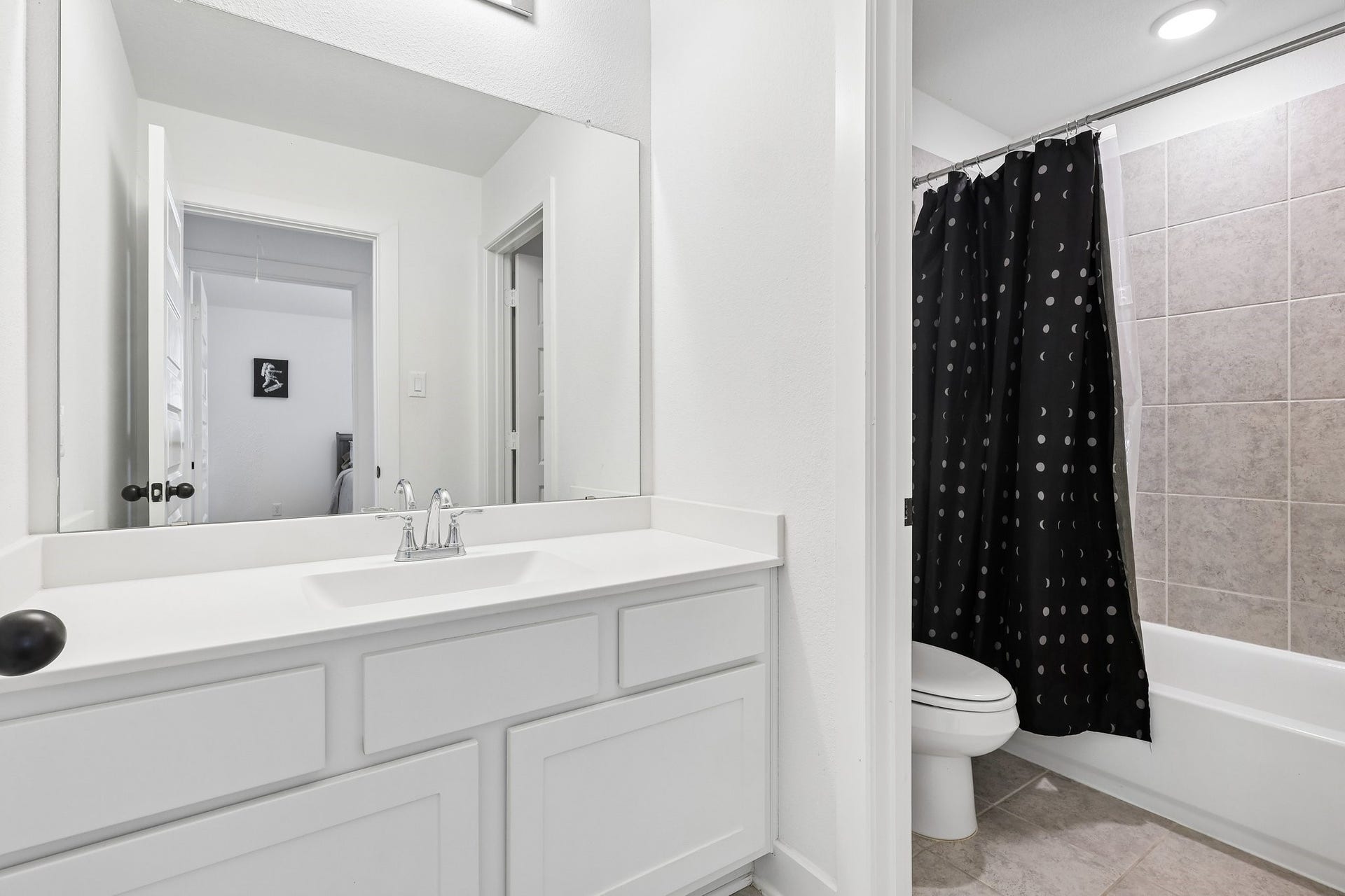 13525 Seneca Lake Drive, Texas City, TX 77568 Full bath located upstairs