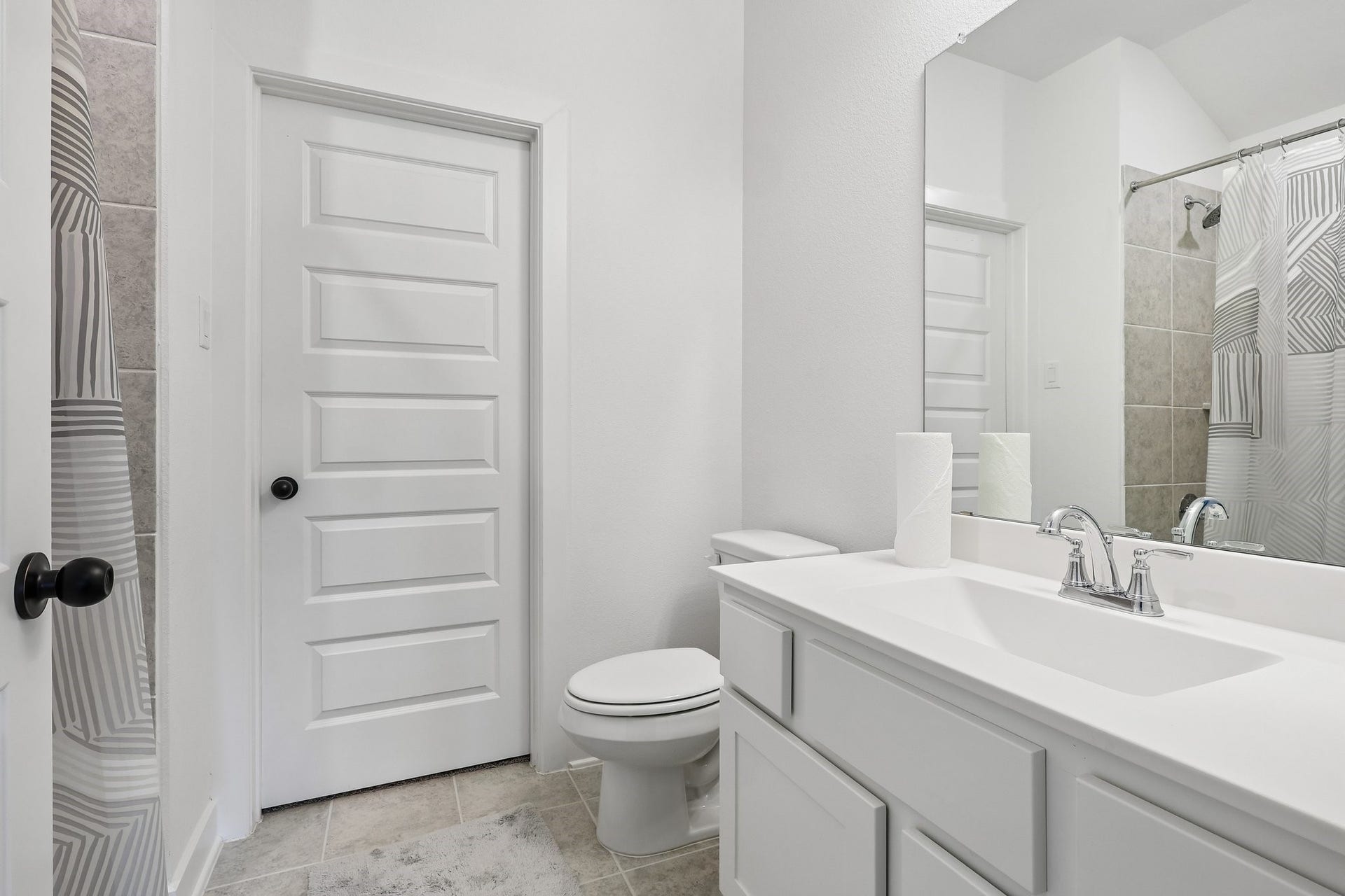 13525 Seneca Lake Drive, Texas City, TX 77568 Ensuite bathroom for bedroom upstairs