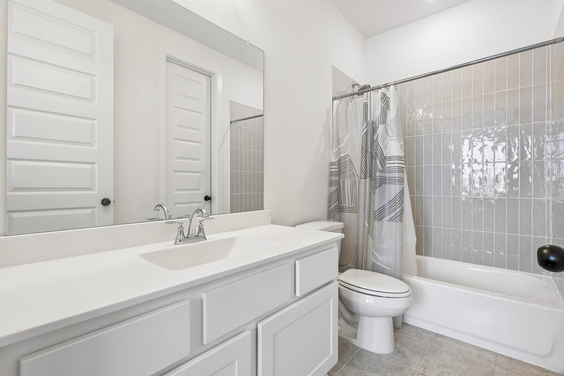 13525 Seneca Lake Drive, Texas City, TX 77568 Ensuite bathroom for downstairs bedroom