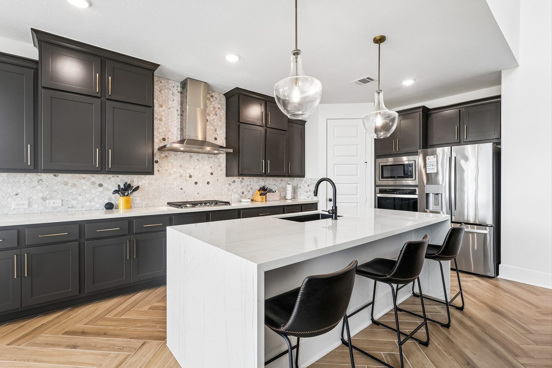 13525 Seneca Lake Drive, Texas City, TX 77568 Quartz island and breakfast bar, farm house sink and gold accents