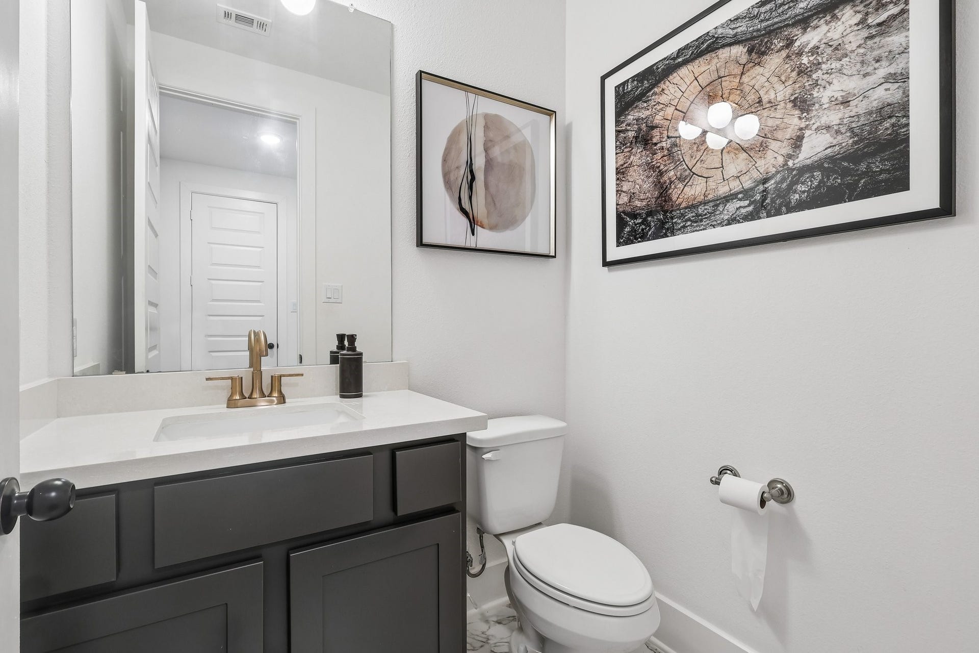 13525 Seneca Lake Drive, Texas City, TX 77568 Half bath located downstairs
