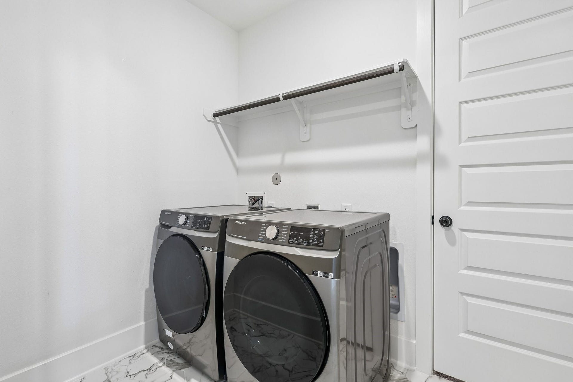 13525 Seneca Lake Drive, Texas City, TX 77568 Access to laundry room from primary closet