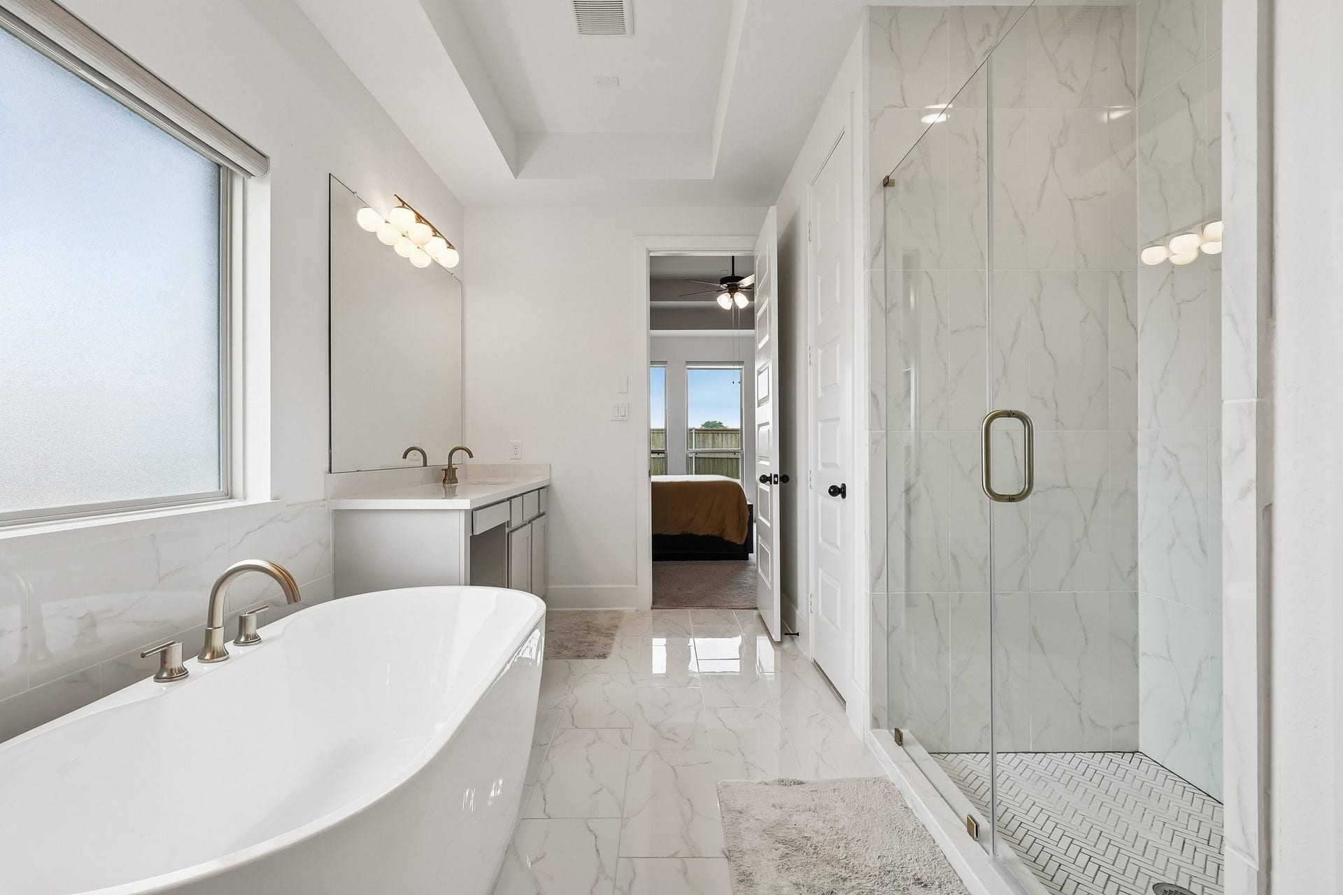 13525 Seneca Lake Drive, Texas City, TX 77568 Soaking tub and large walk in shower