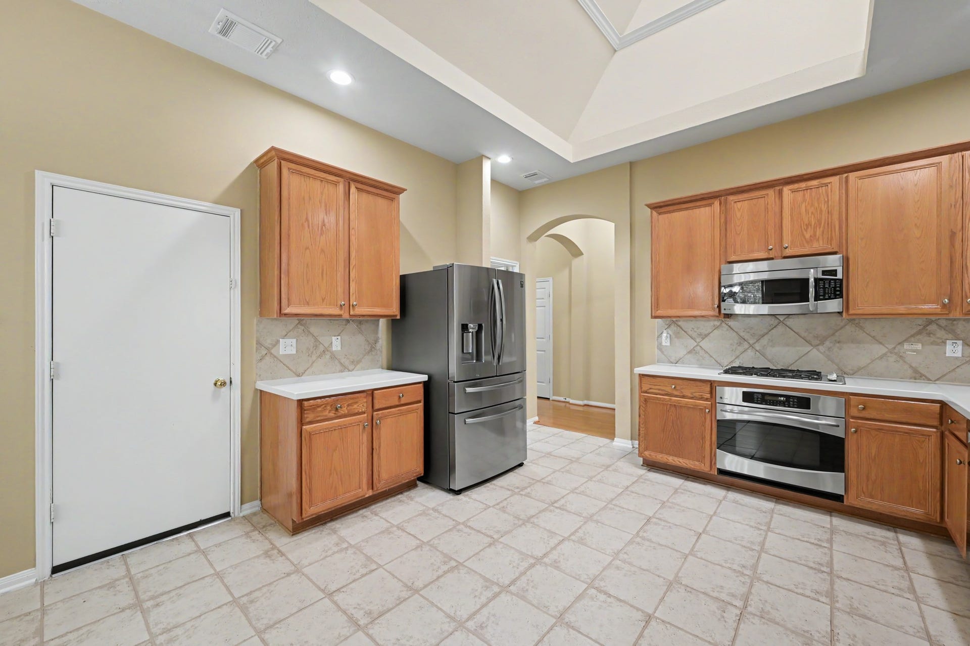 26 N Brooksedge Circle, The Woodlands, TX 77382 The skylight provides beautiful natural light in the kitchen. All appliances convey!