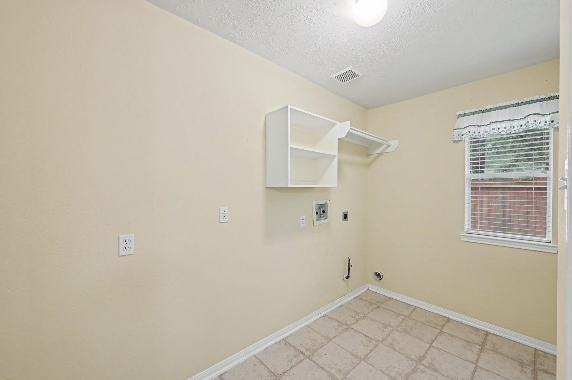 26 N Brooksedge Circle, The Woodlands, TX 77382 Utility room located off of the breakfast nook.