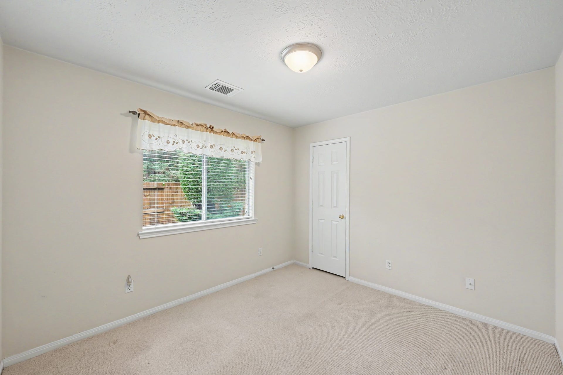 26 N Brooksedge Circle, The Woodlands, TX 77382 Secondary bedroom # 2.