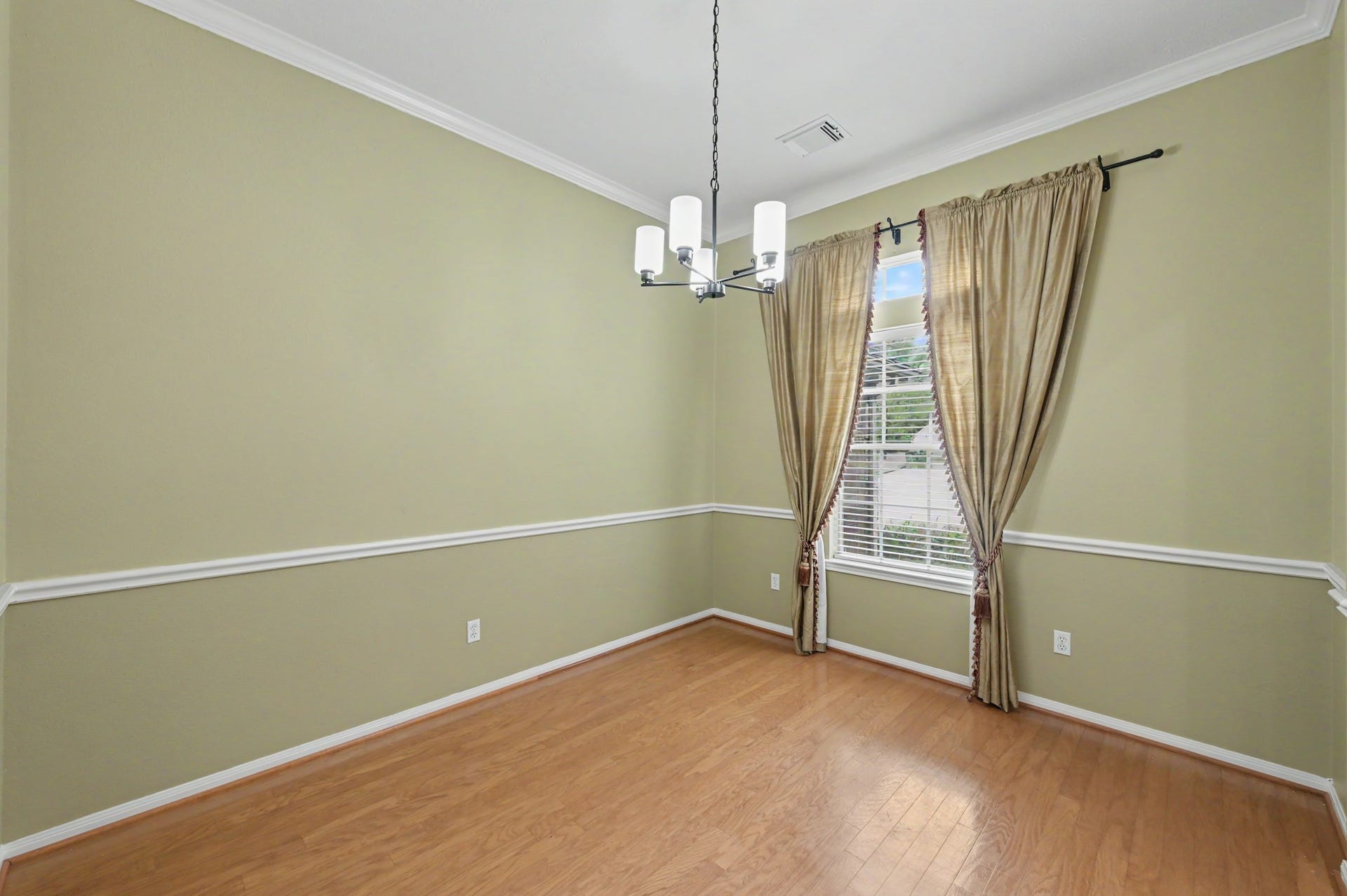 26 N Brooksedge Circle, The Woodlands, TX 77382 The formal dining room overlooks the front yard and has access to the kitchen.