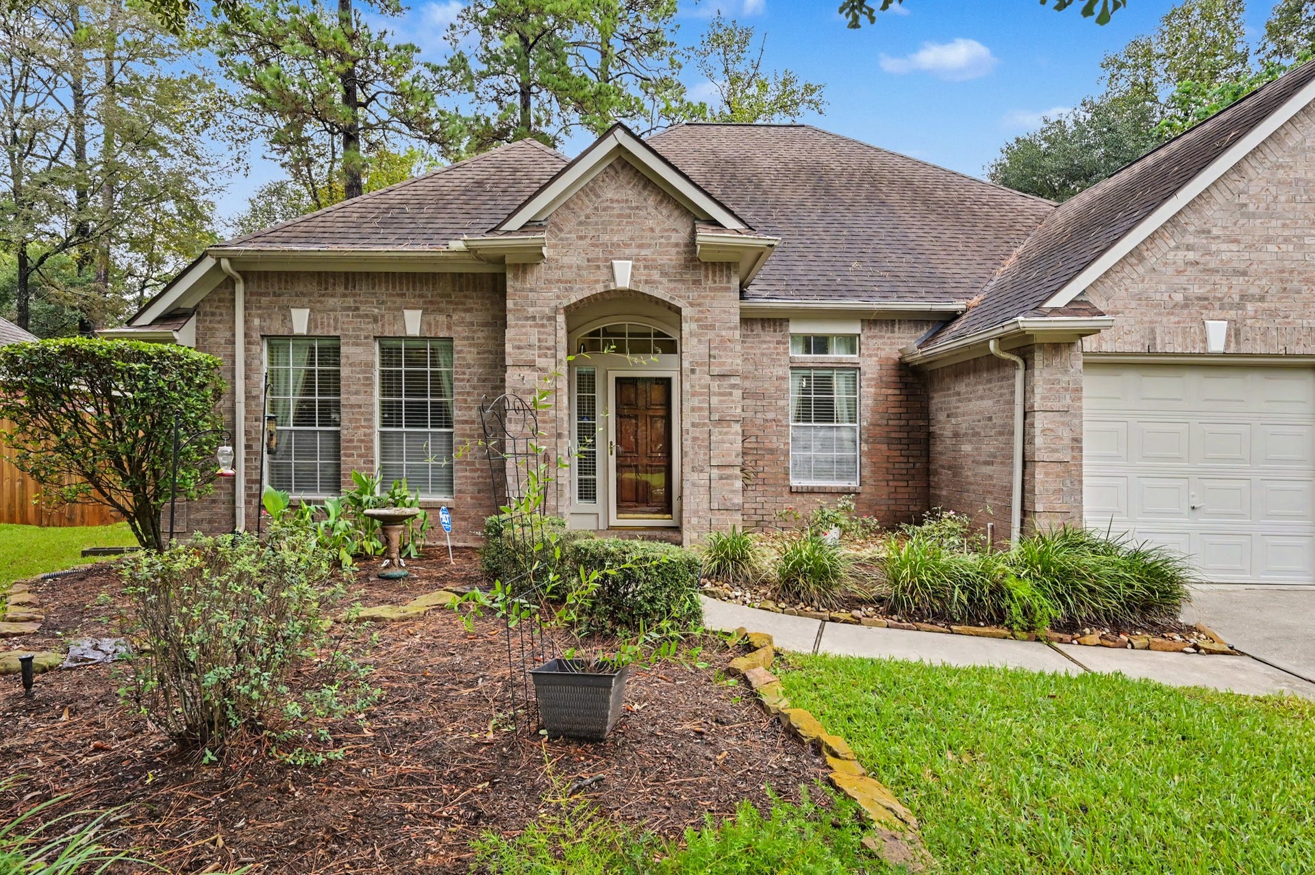 26 N Brooksedge Circle, The Woodlands, TX 77382 Everyday Woodlands living in Alden Bridge with convenient access to shopping, dining, and major roads.