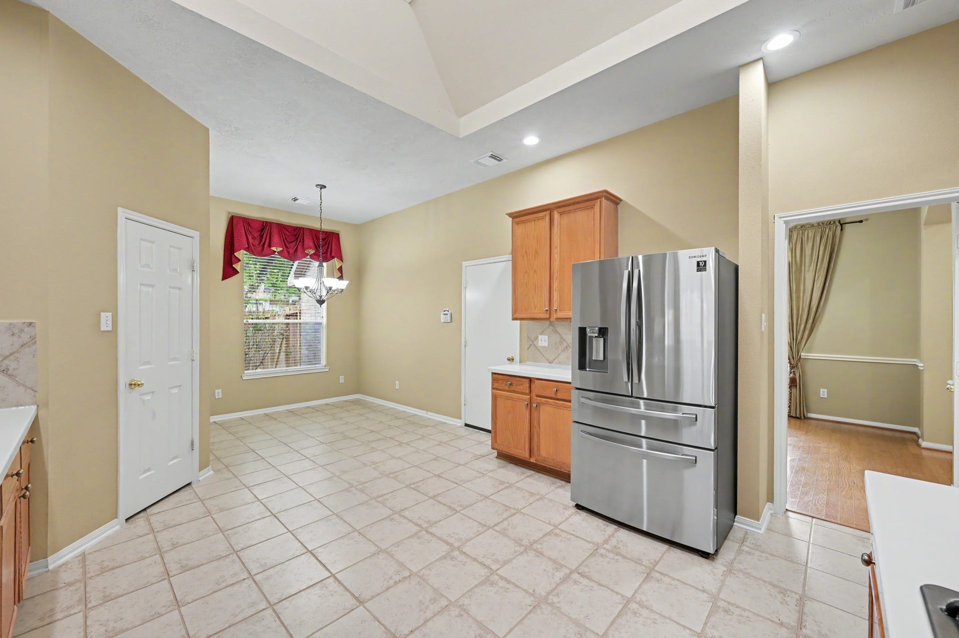 26 N Brooksedge Circle, The Woodlands, TX 77382 Kitchen and breakfast nook - the walk-in pantry is the door on the left, and the formal dining room is through to the right.
