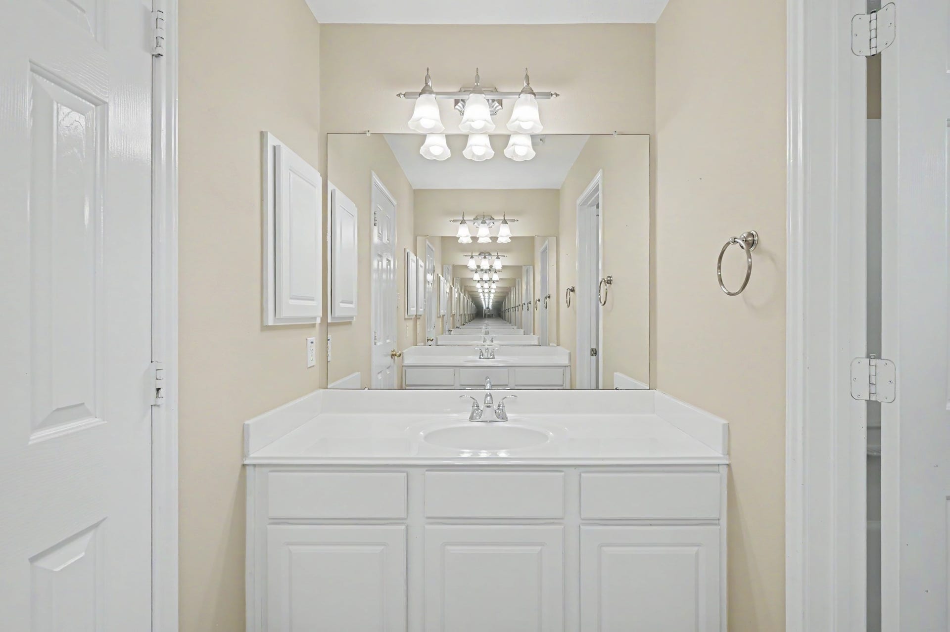 26 N Brooksedge Circle, The Woodlands, TX 77382 Secondary bathroom.