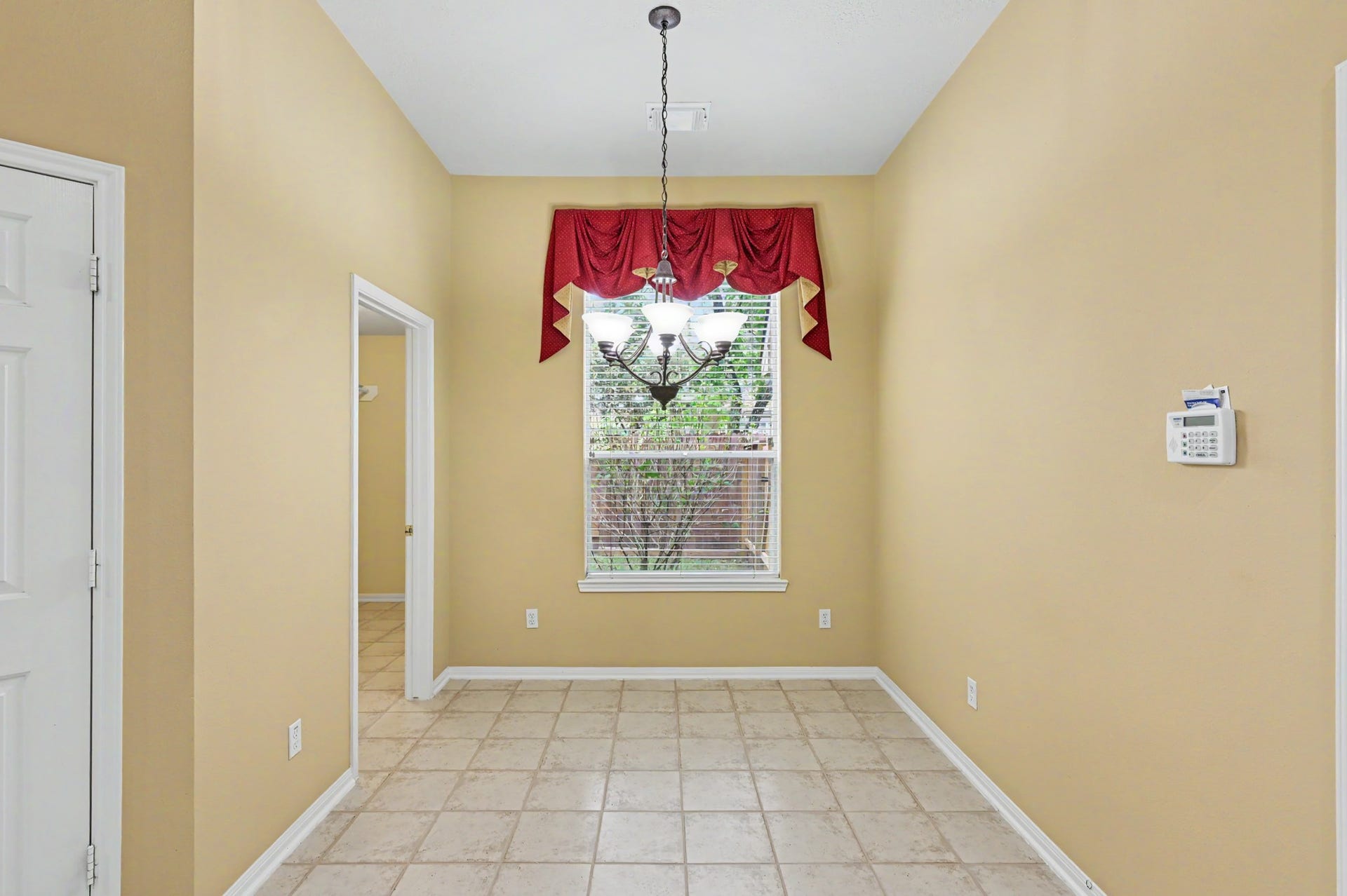 26 N Brooksedge Circle, The Woodlands, TX 77382 Breakfast nook.