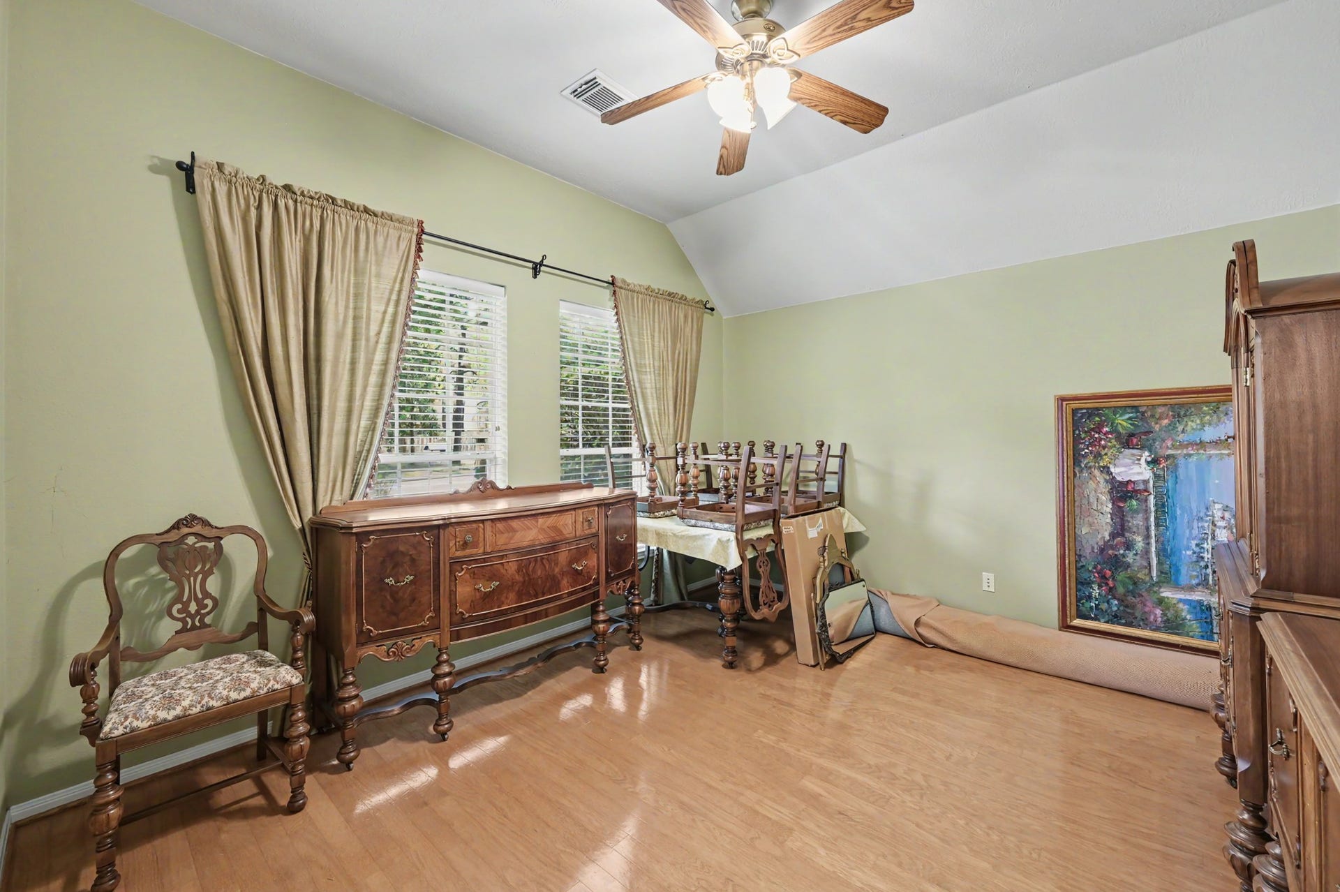 26 N Brooksedge Circle, The Woodlands, TX 77382 The versatile front room overlooks the front yard. Adaptable space that could be used as a formal living room, home office, playroom, or hobby space. *Select furniture is available for purchase separately.*