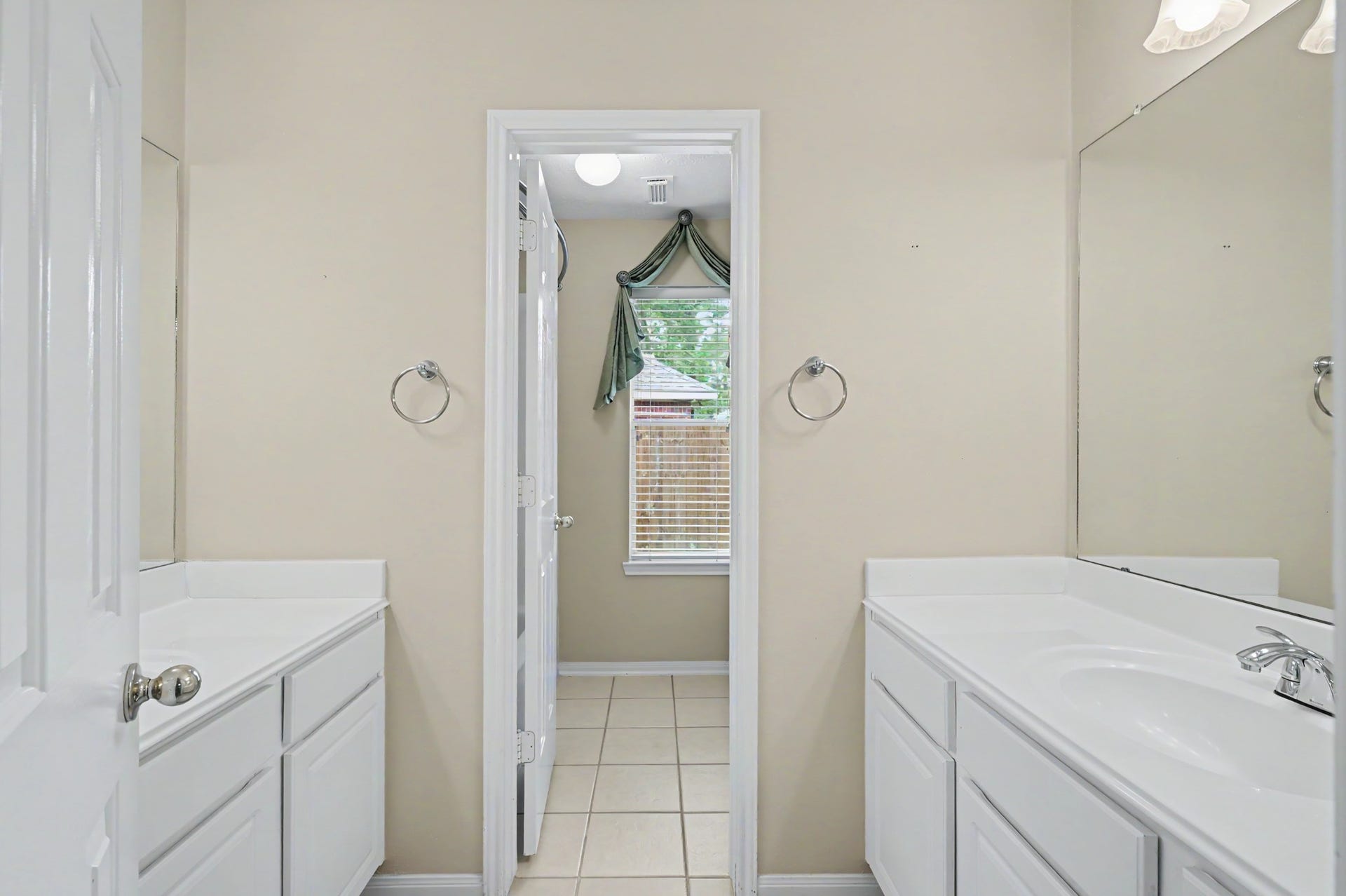 26 N Brooksedge Circle, The Woodlands, TX 77382 Full secondary bathroom.