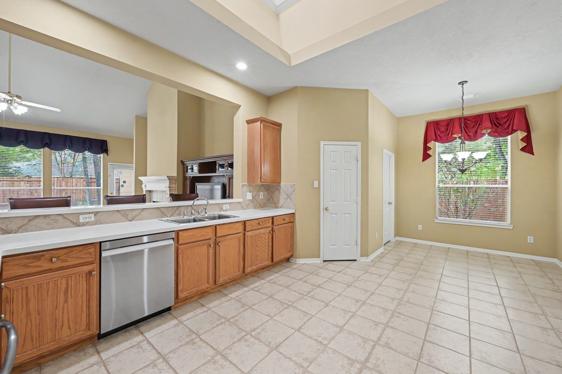 26 N Brooksedge Circle, The Woodlands, TX 77382 The kitchen also features a breakfast nook and a walk-in pantry.