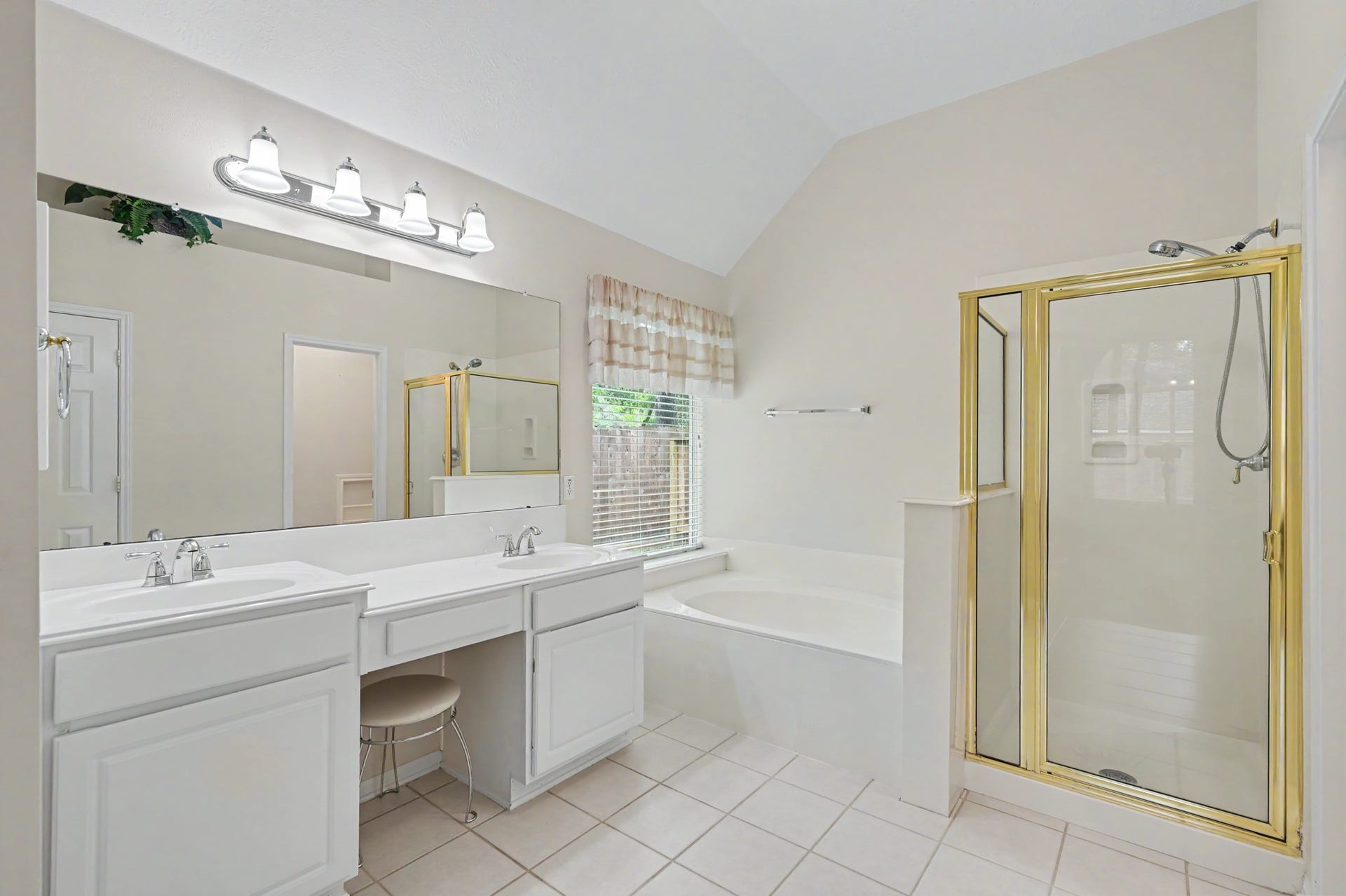 26 N Brooksedge Circle, The Woodlands, TX 77382 The ensuite primary bathroom features dual sinks, vanity space, separate shower, and soaking tub.