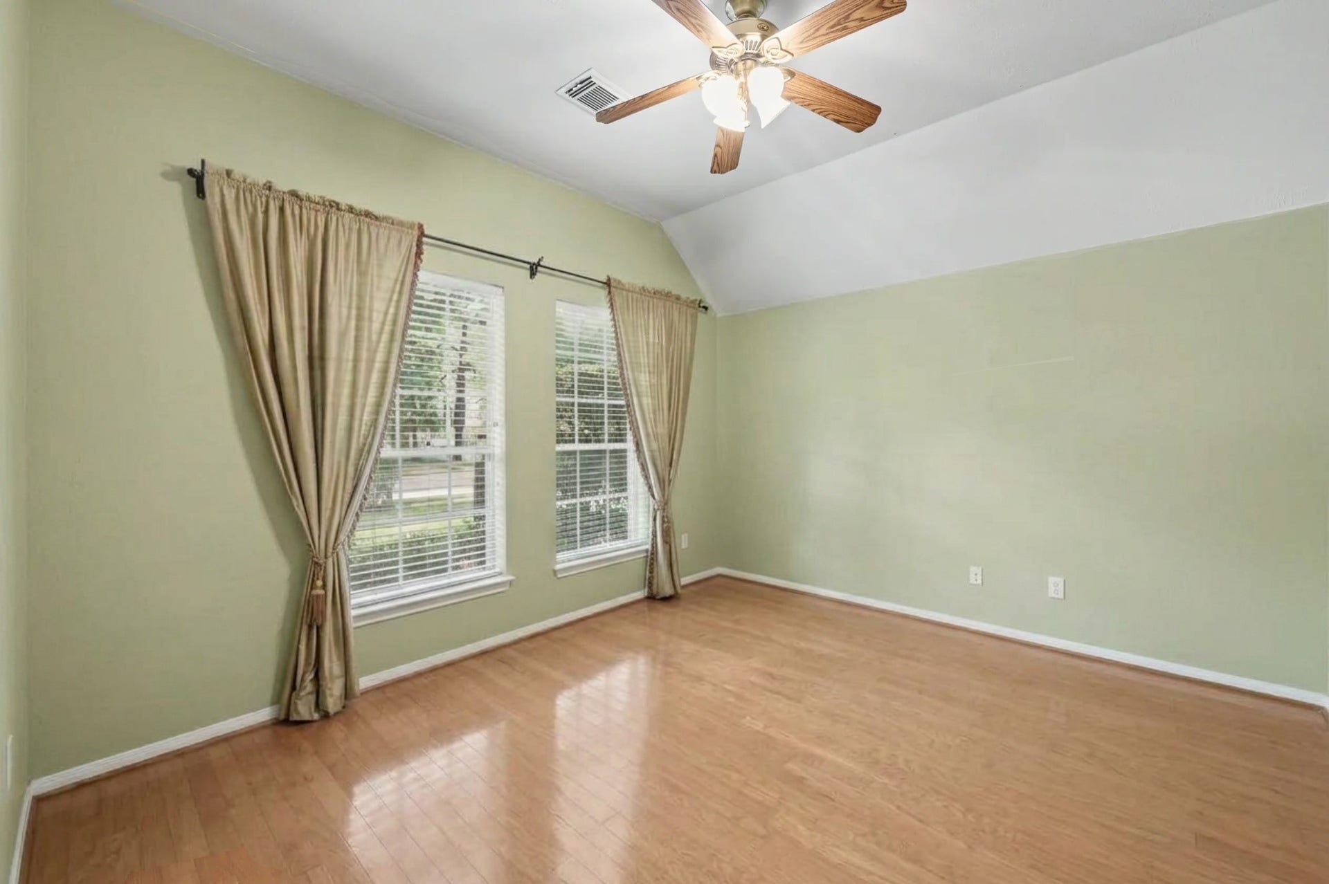 26 N Brooksedge Circle, The Woodlands, TX 77382 *Furniture has been virtually removed*