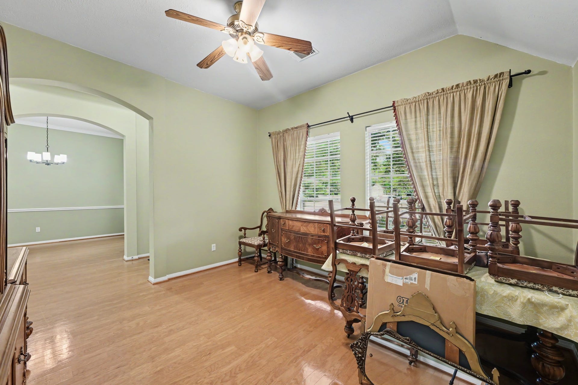 26 N Brooksedge Circle, The Woodlands, TX 77382 Alternate view of the front room.
