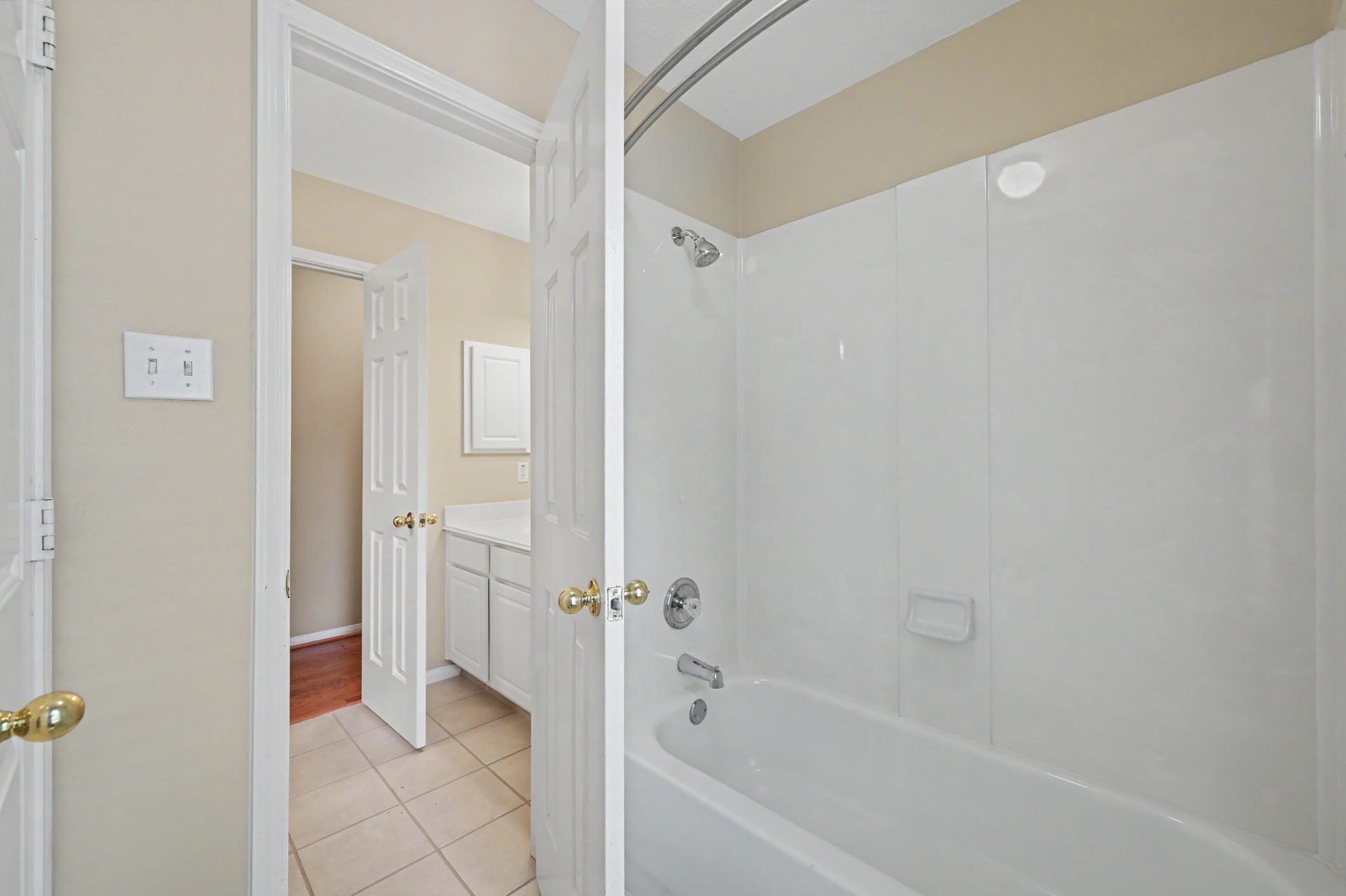 26 N Brooksedge Circle, The Woodlands, TX 77382 The secondary bathroom features a tub/shower combo.