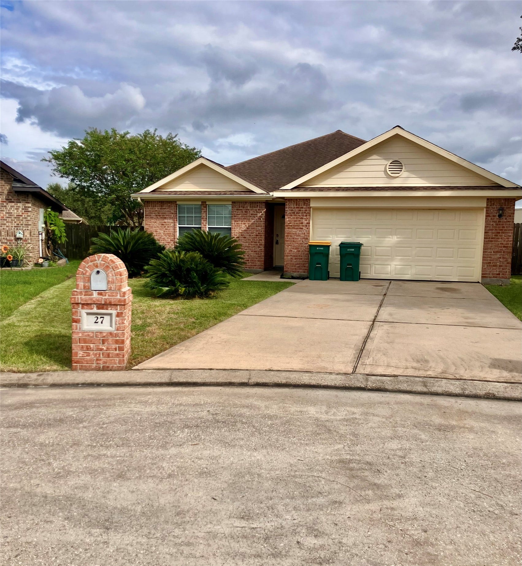27 Prairie Oaks Drive, La Marque, TX 77510 front