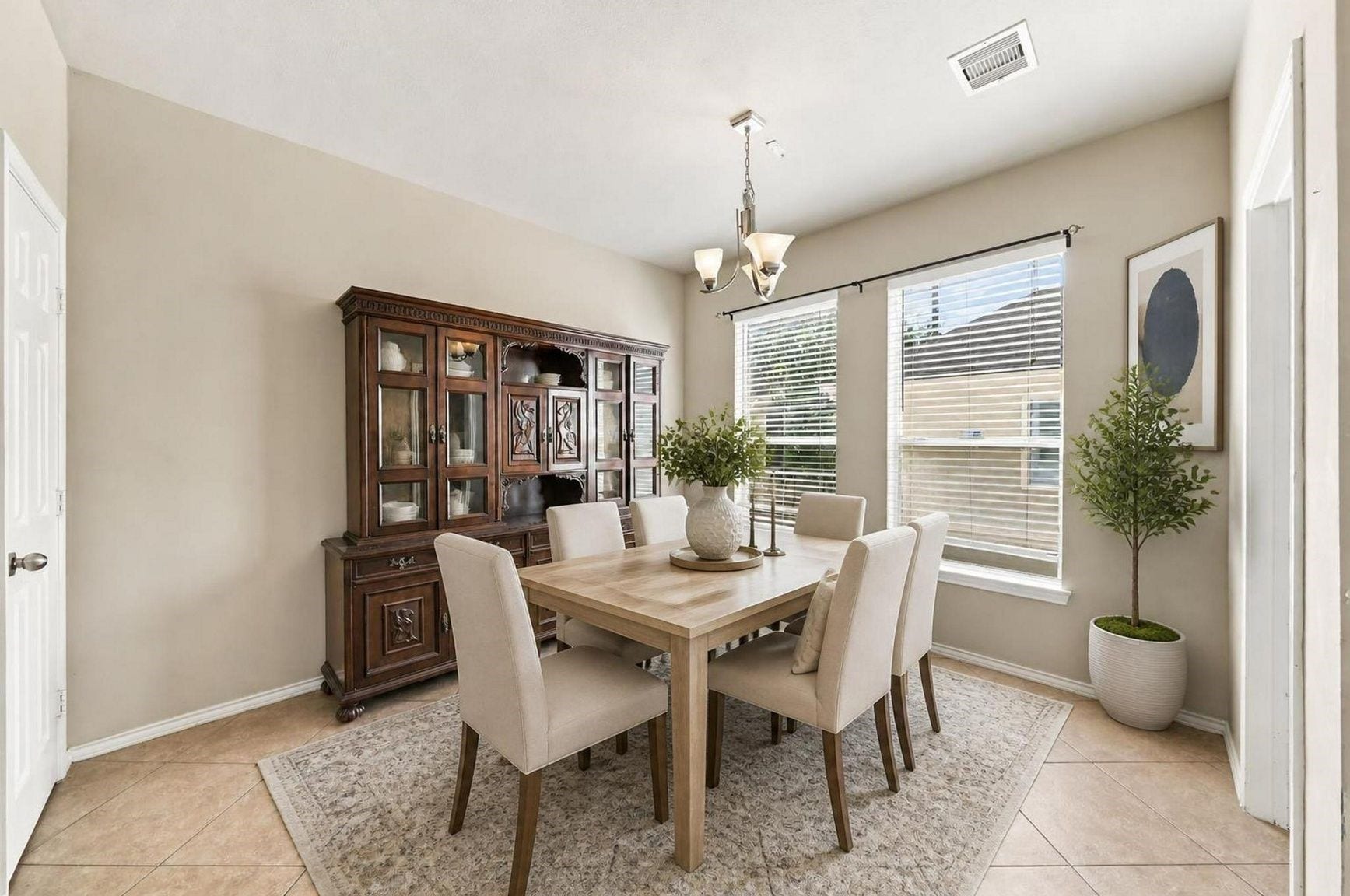 1828 Wheeler Street, Houston, TX 77004 There are two options for dining spaces off of the kitchen. This space is large and can easily fit a table that will seat 8 guests! *This photo is virtually staged*
