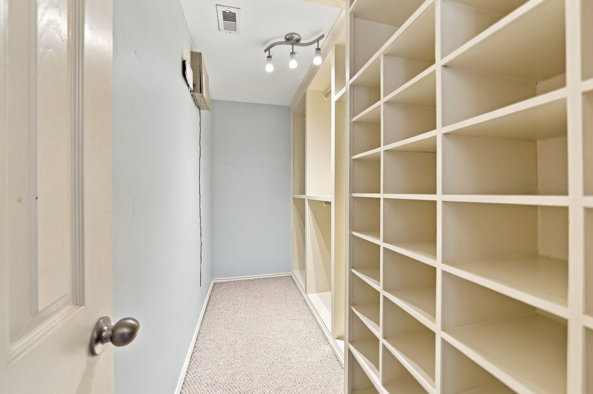 1828 Wheeler Street, Houston, TX 77004 The primary closet is amazing!