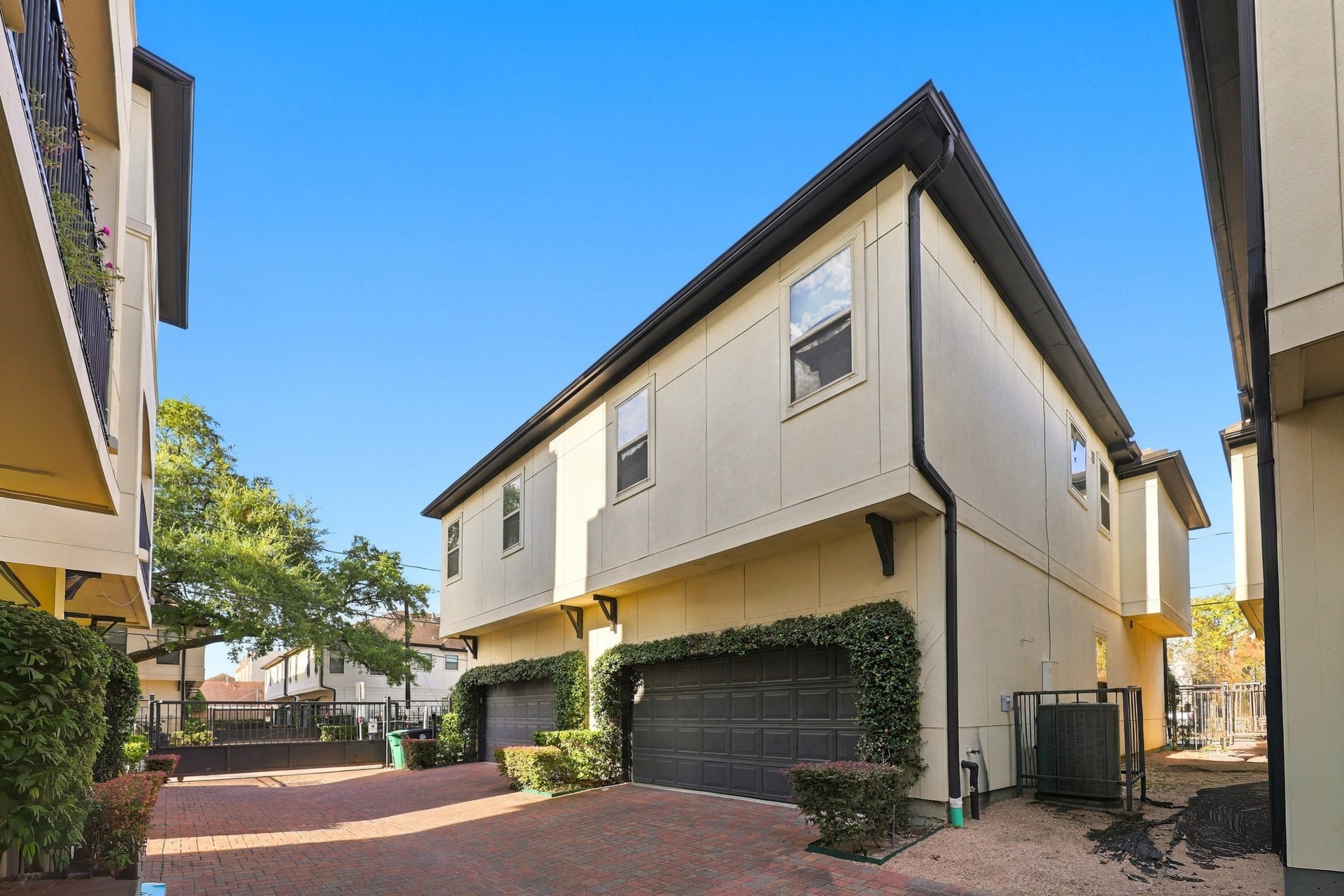 2217 Bastrop Street, Houston, TX 77003 Automatic gate to community of townhomes.
