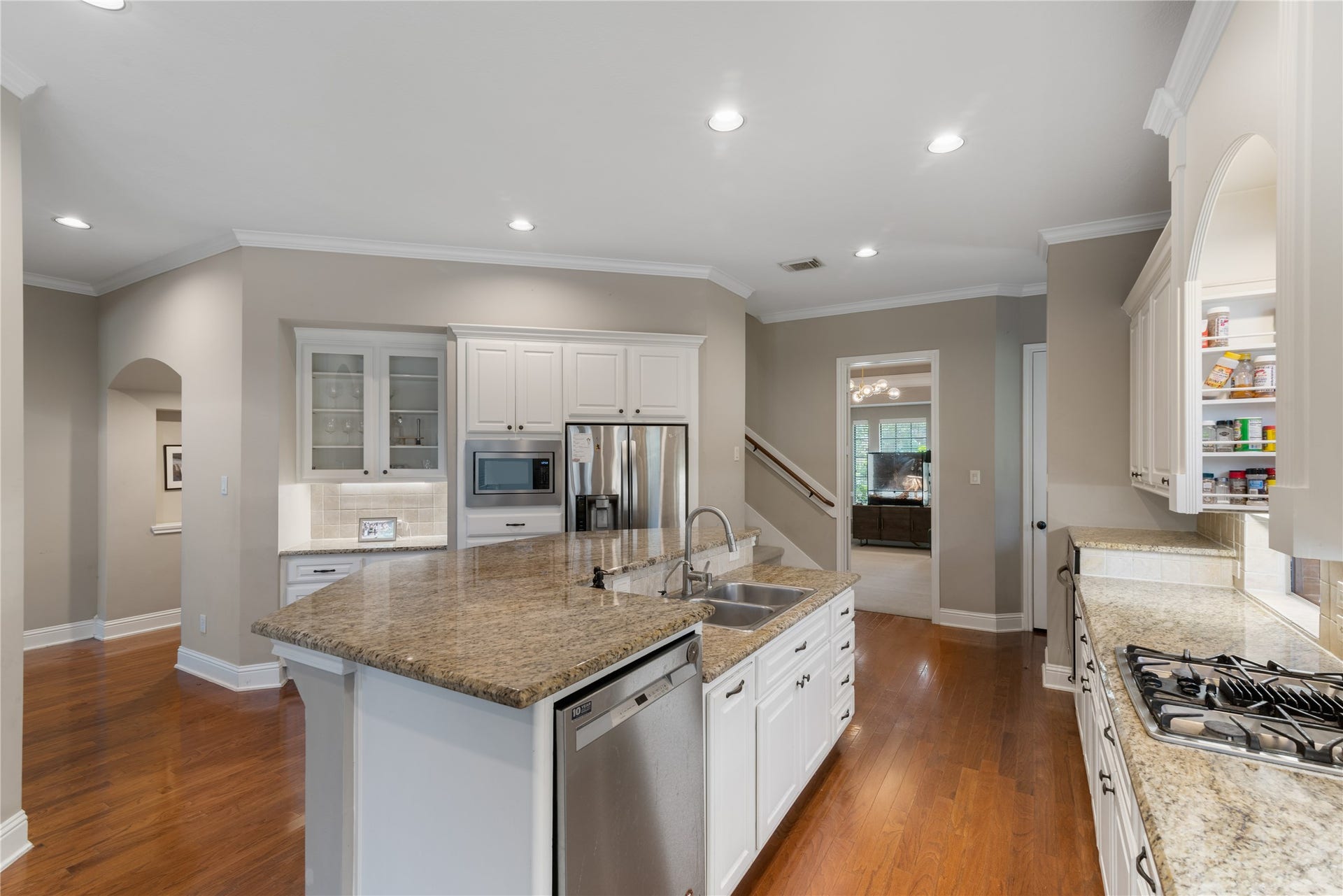 2525 W Ranch Drive, Friendswood, TX 77546 Bright, spacious kitchen with gas cooktop and abundant counter space for prepping meals.