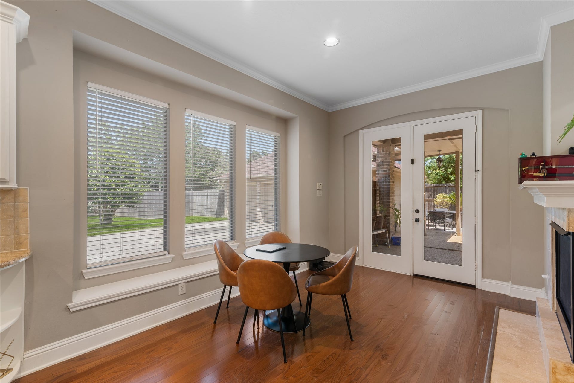 2525 W Ranch Drive, Friendswood, TX 77546 The breakfast nook sits beside large windows and glass door overlooking the backyard and pool.
