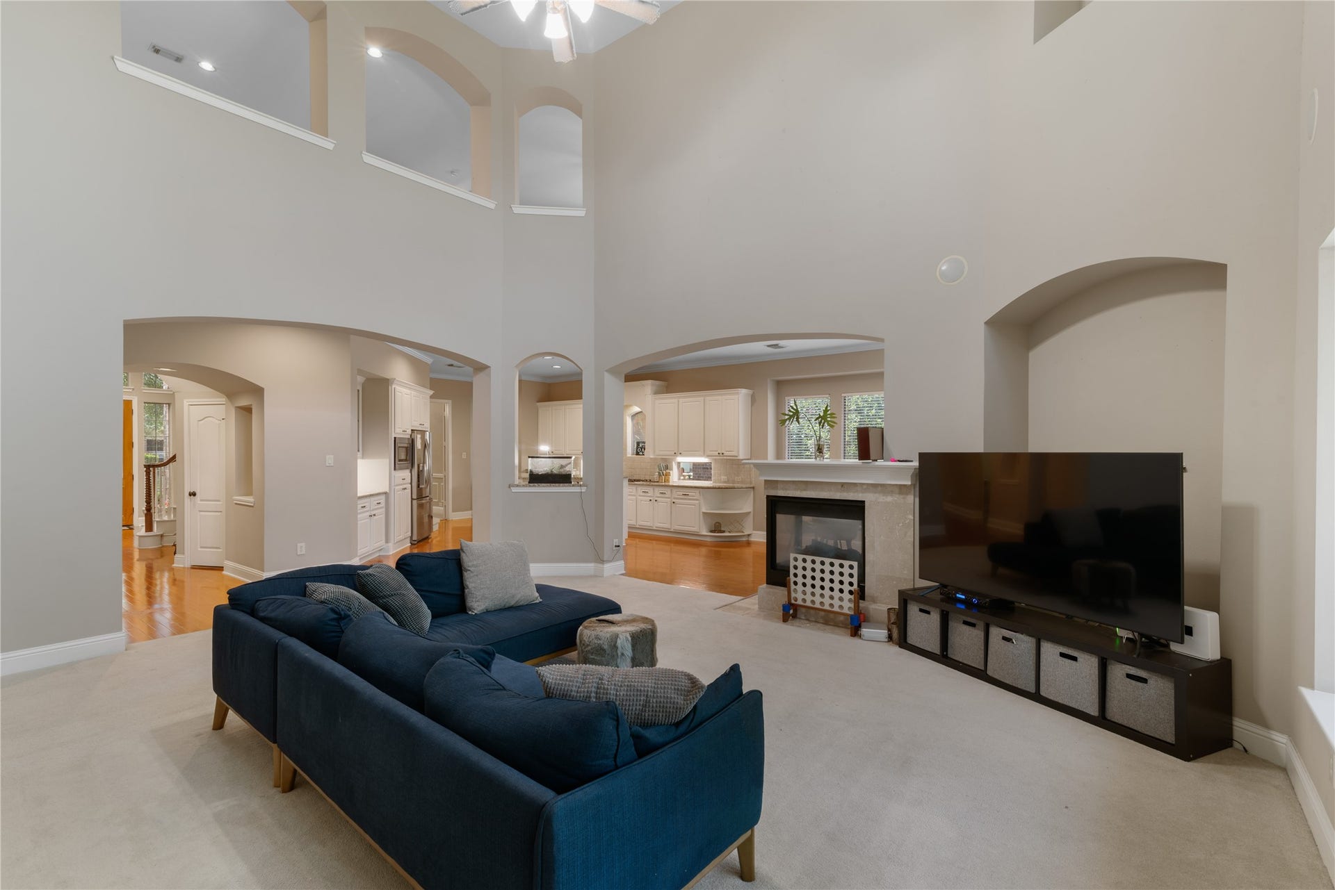2525 W Ranch Drive, Friendswood, TX 77546 Bright and open family room offers plenty of space for entertaining.