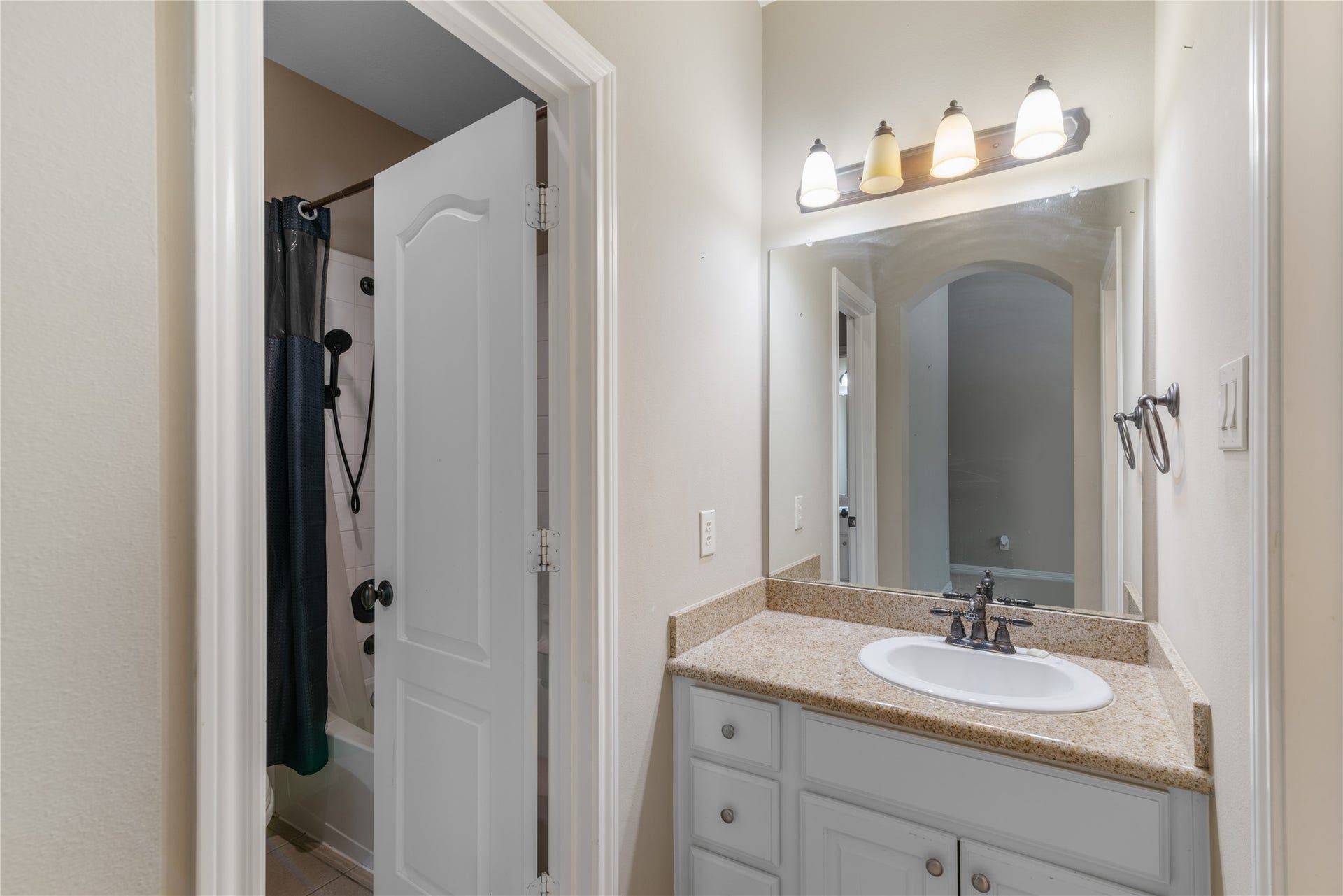 2525 W Ranch Drive, Friendswood, TX 77546 Full bathroom with direct access from both adjoining bedrooms, make it ideal for family living.