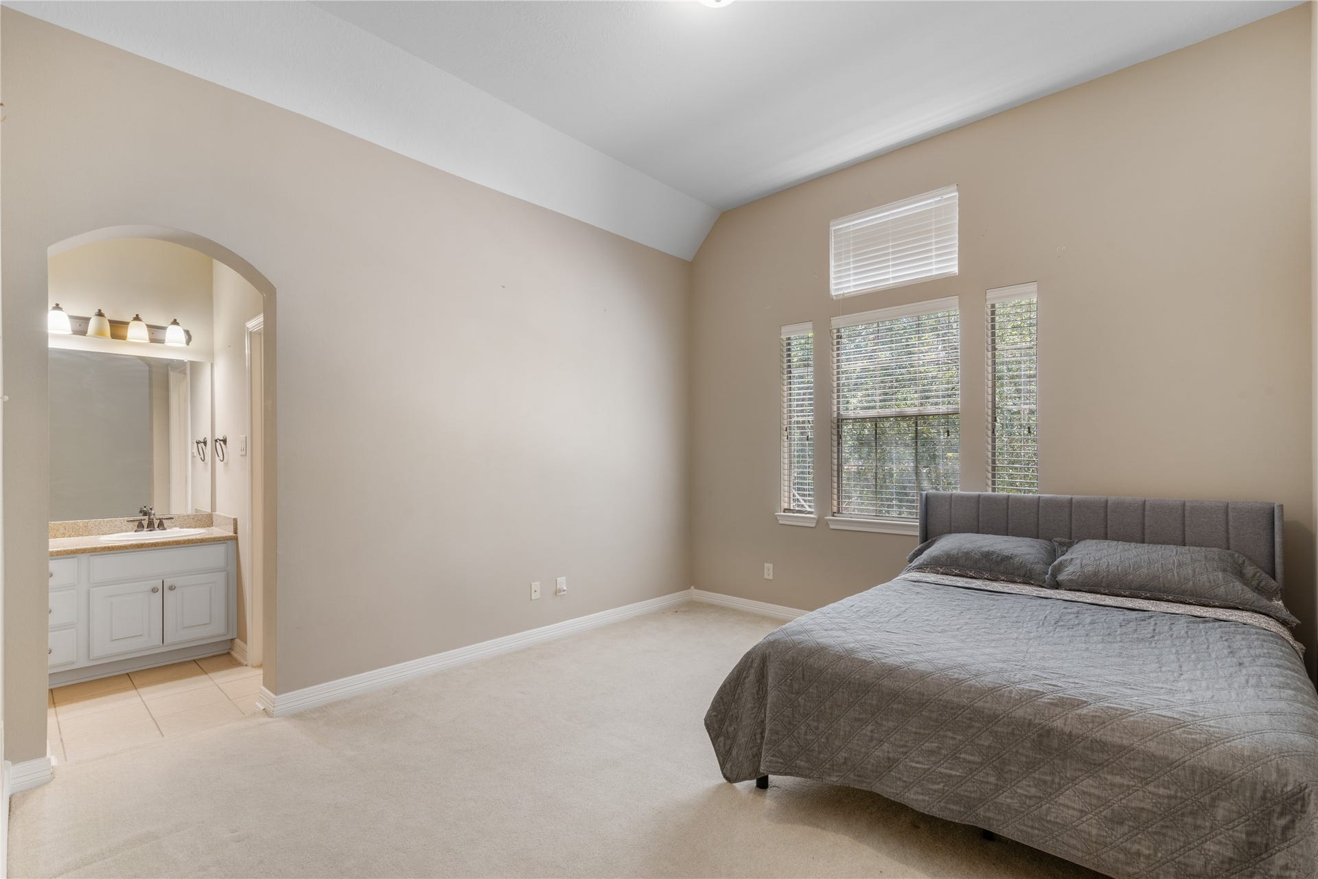 2525 W Ranch Drive, Friendswood, TX 77546 Another secondary bedroom with lots of windows for natural light and adjoining bathroom.