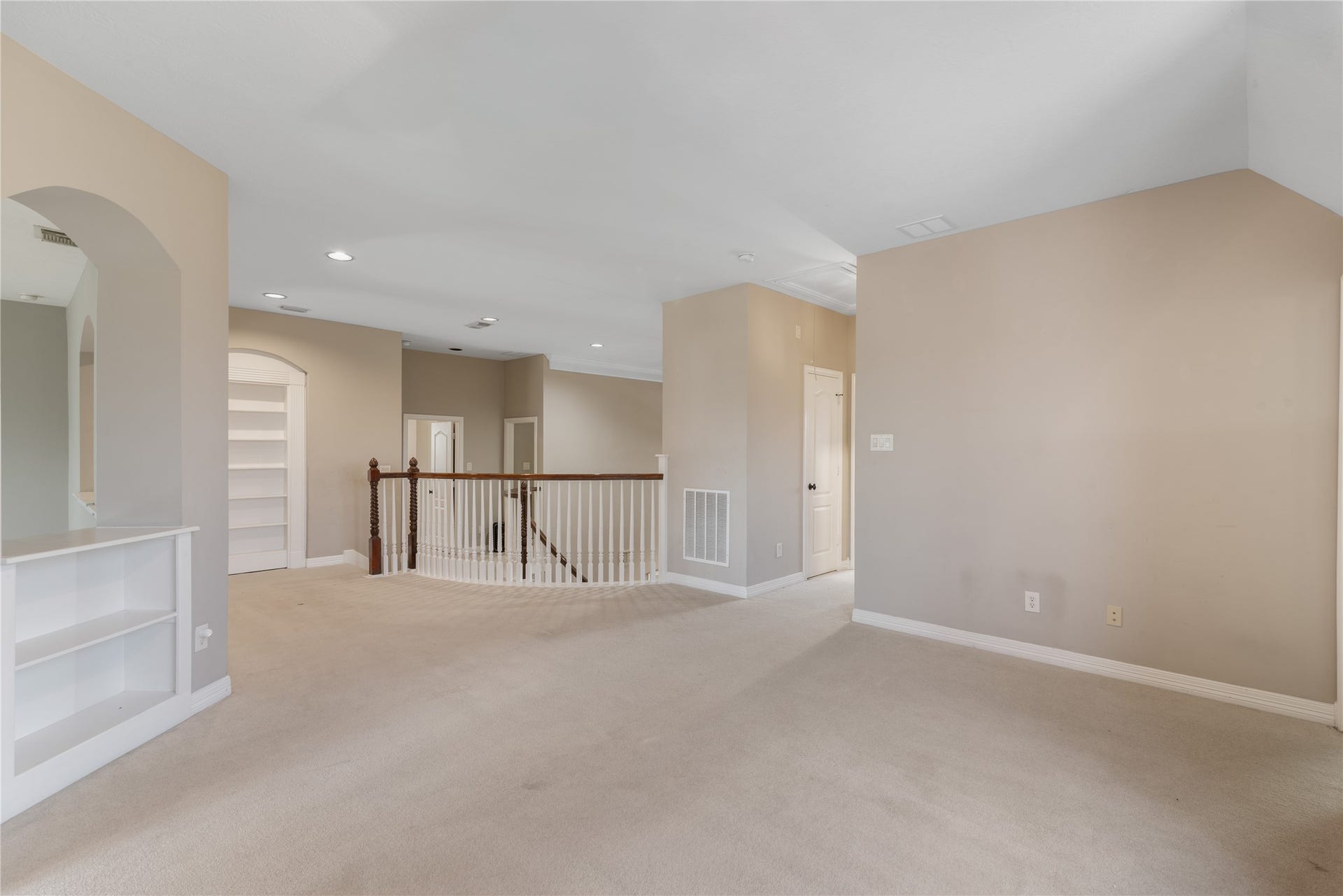 2525 W Ranch Drive, Friendswood, TX 77546 Bright and open game room upstairs provides multiple access points to secondary bedrooms and is ideal for gaming, lounging or family activies.
