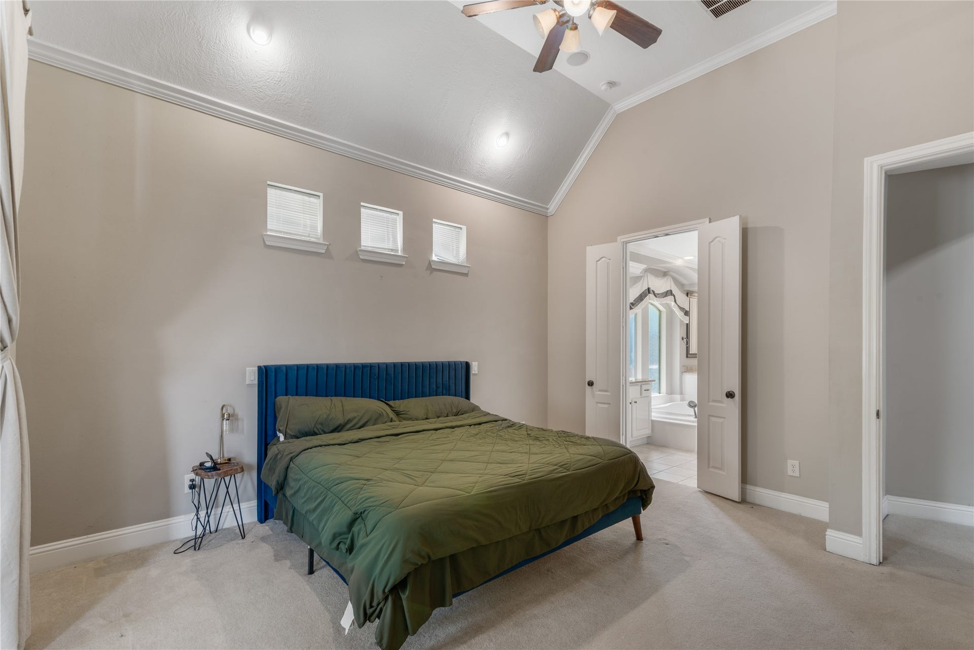 2525 W Ranch Drive, Friendswood, TX 77546 beautiful master suite with vaulted ceilings.